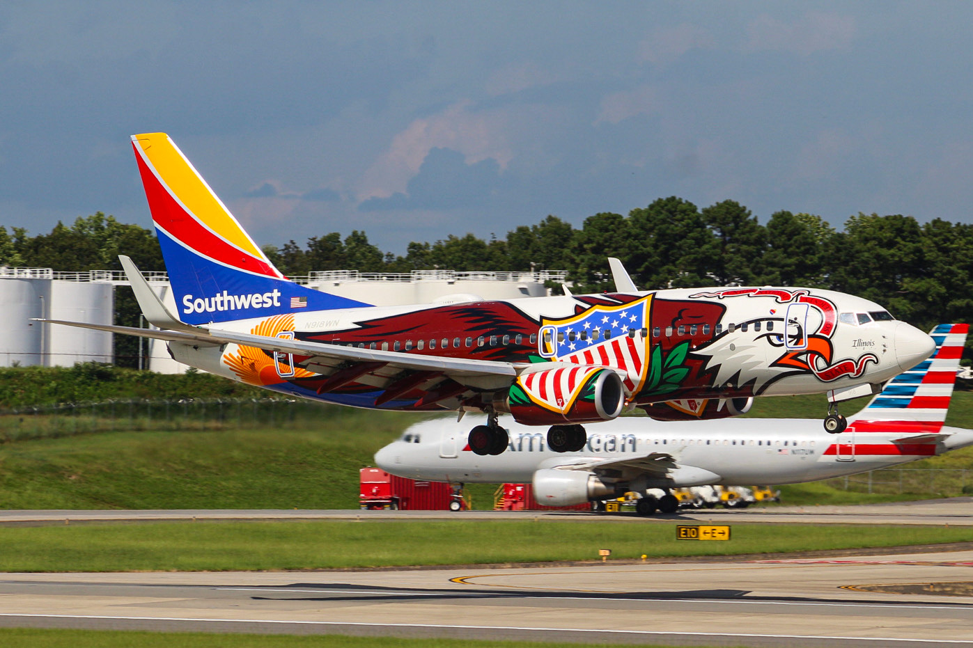 Full size: Southwest Airlines Boeing 737-700 N918WN at Charlotte/Douglas International Airport