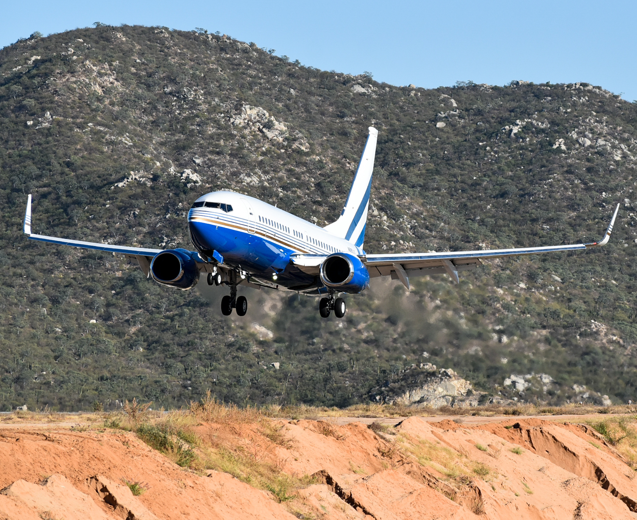 Full size: Las Vegas Sands  Boeing 737-700 N885LS at Aeropuerto de Cabo San Lucas Internacional