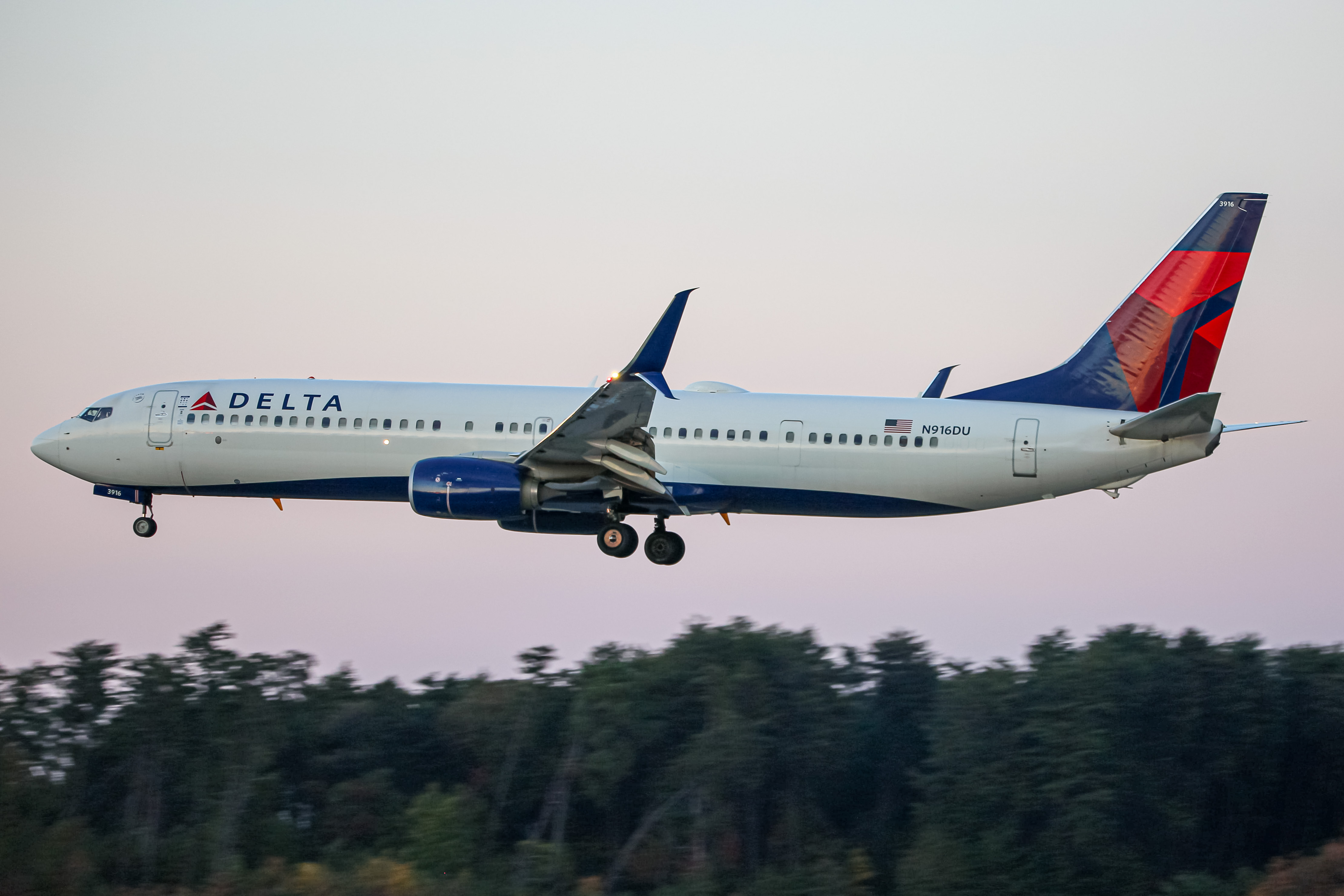 Full size: Delta Airlines Boeing 737-900ER N916DU at Baltimore/Washington International Thurgood Marshall Airport