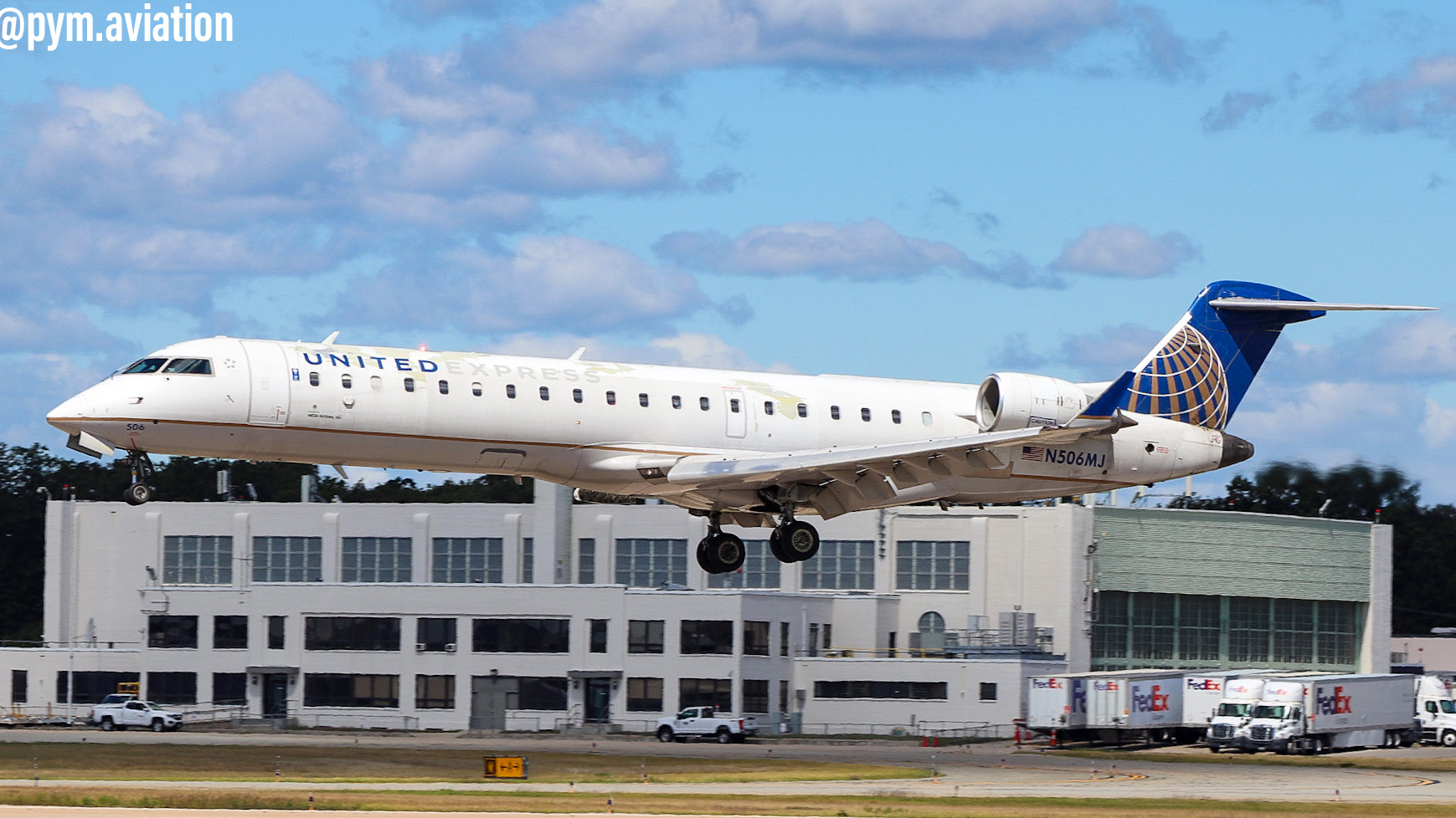 Full size: United Express Mitsubishi CRJ-700 N506MJ at Theodore Francis Green State Airport