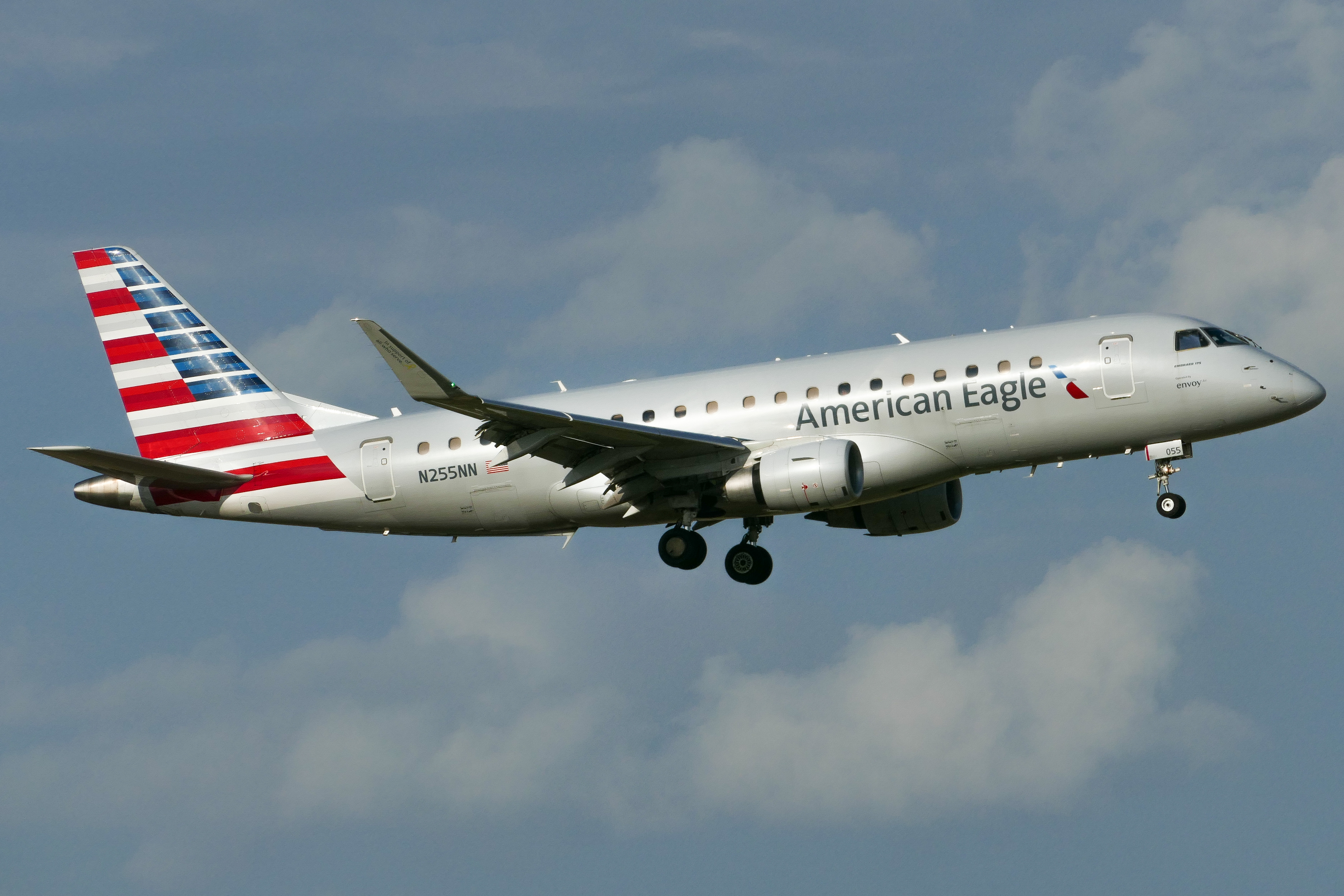 Full size: American Airlines Embraer E175 N255NN at Dallas-Fort Worth International Airport
