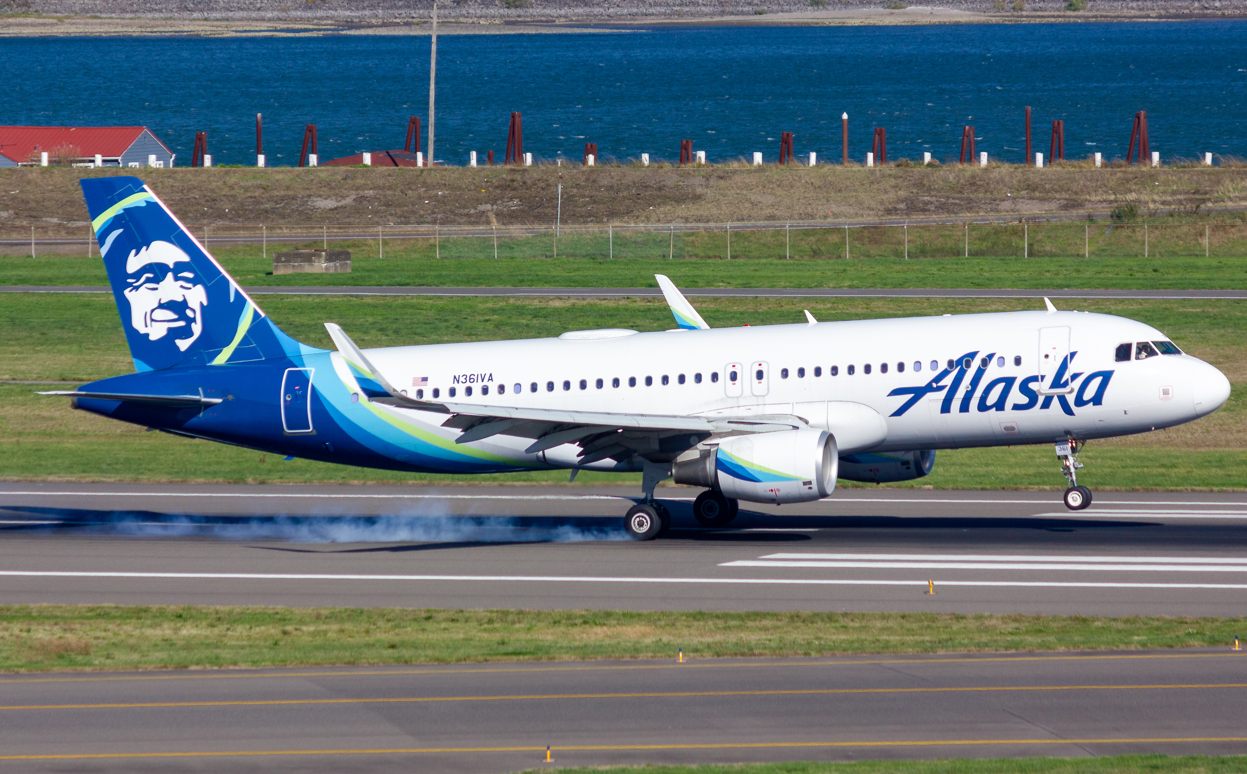 Full size: Alaska Airlines Airbus A320 N361VA at Portland International Airport