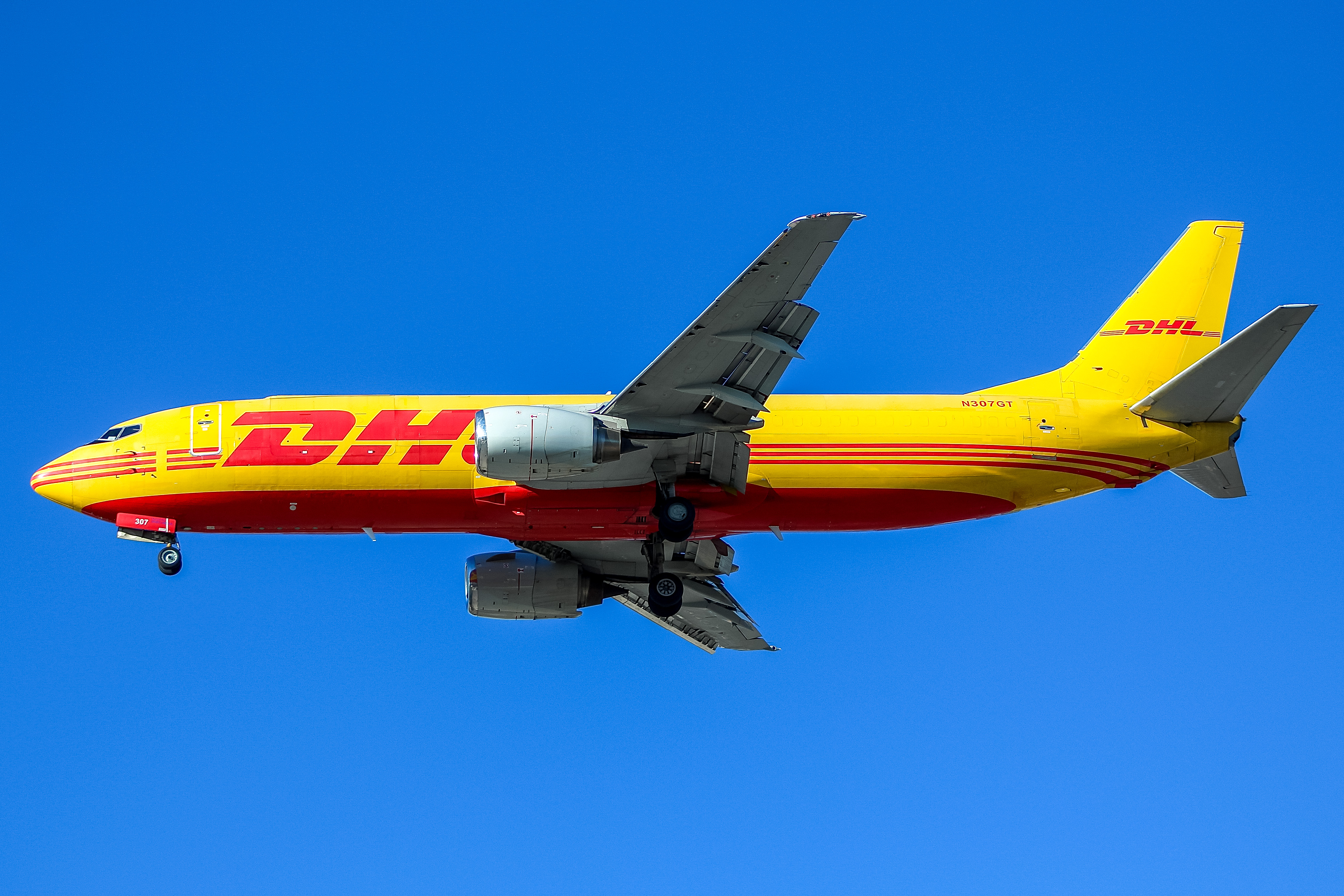 Full size: DHL Boeing 737-400 N307GT at General Mitchell International Airport