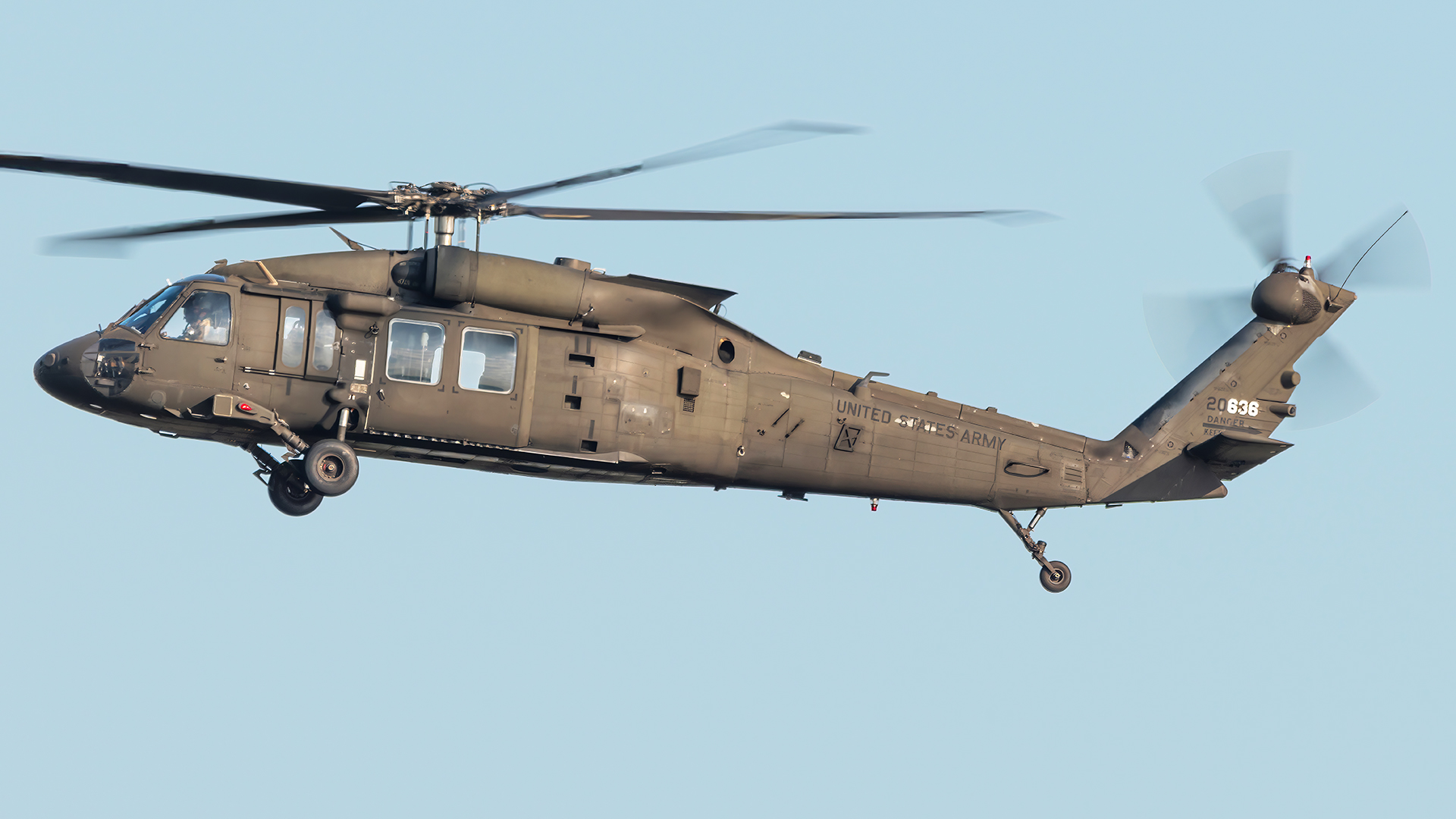 Full size: USA - United States Army Sikorsky UH-60L Blackhawk 13-20636 at 