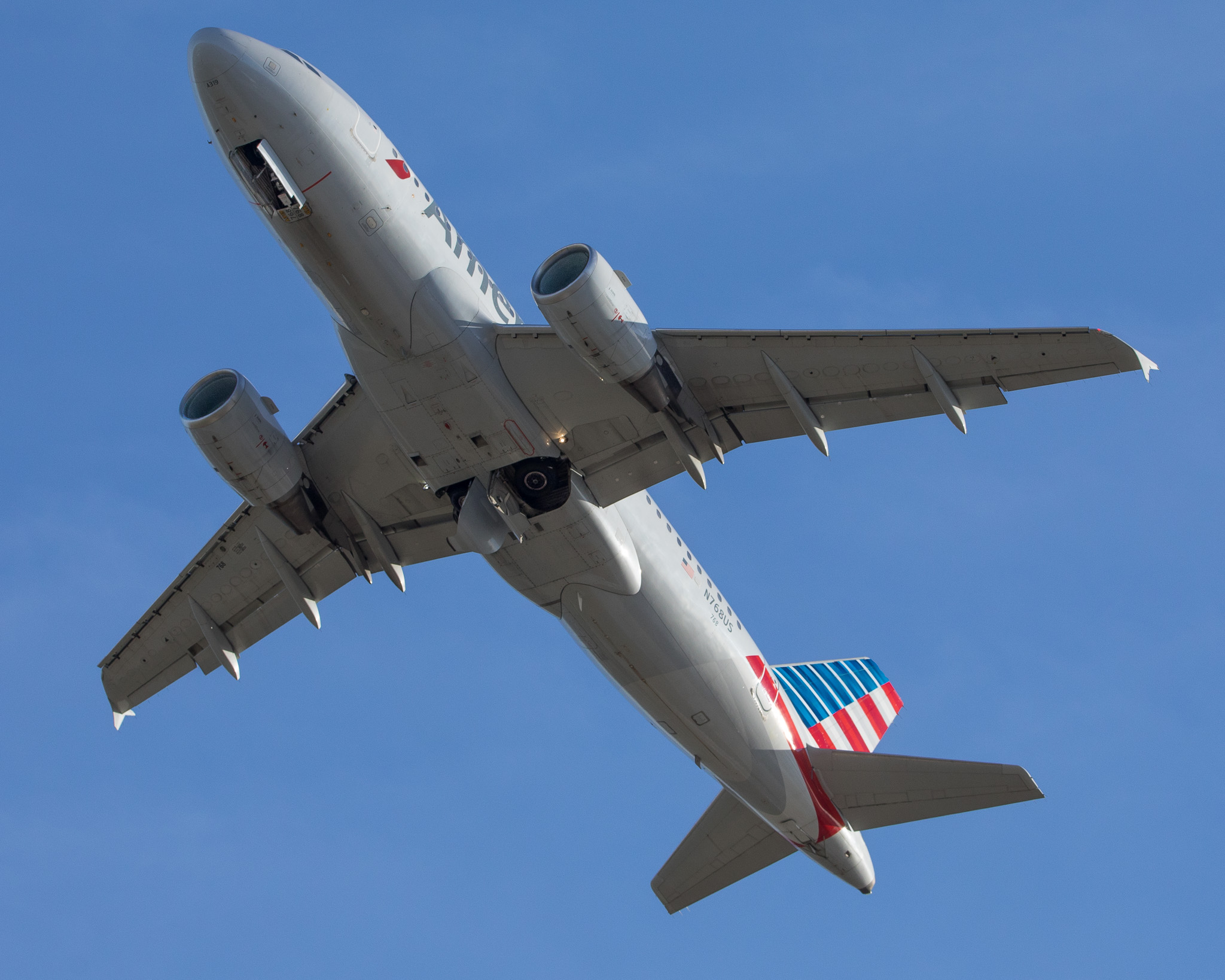 Full size: American Airlines Airbus A319 N678US at General Mitchell International Airport