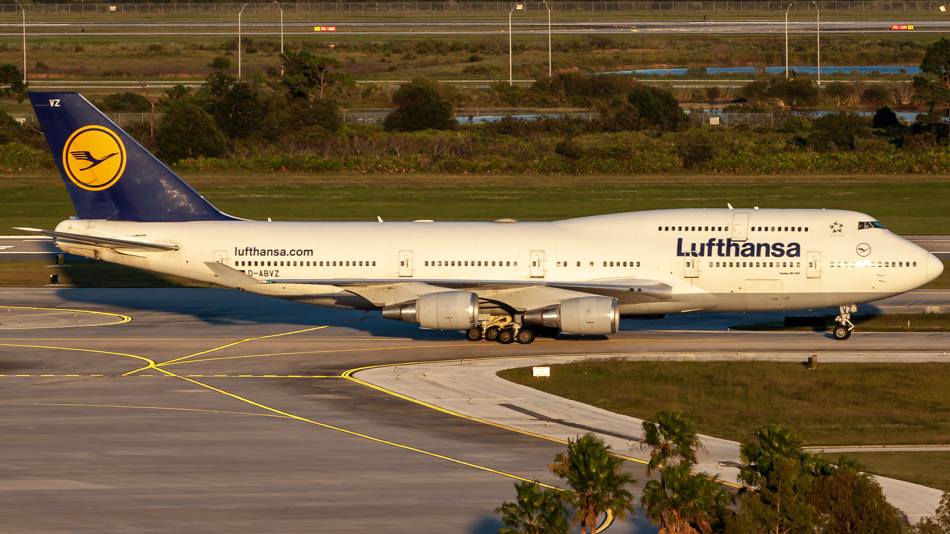 Full size: Lufthansa Boeing 747-400 D-ABVZ at Orlando International Airport