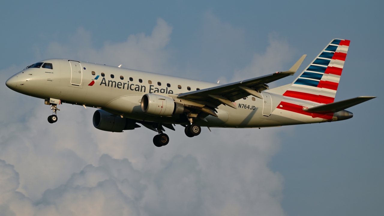 Full size: American Eagle Embraer E170 N764JD at Dallas-Fort Worth International Airport