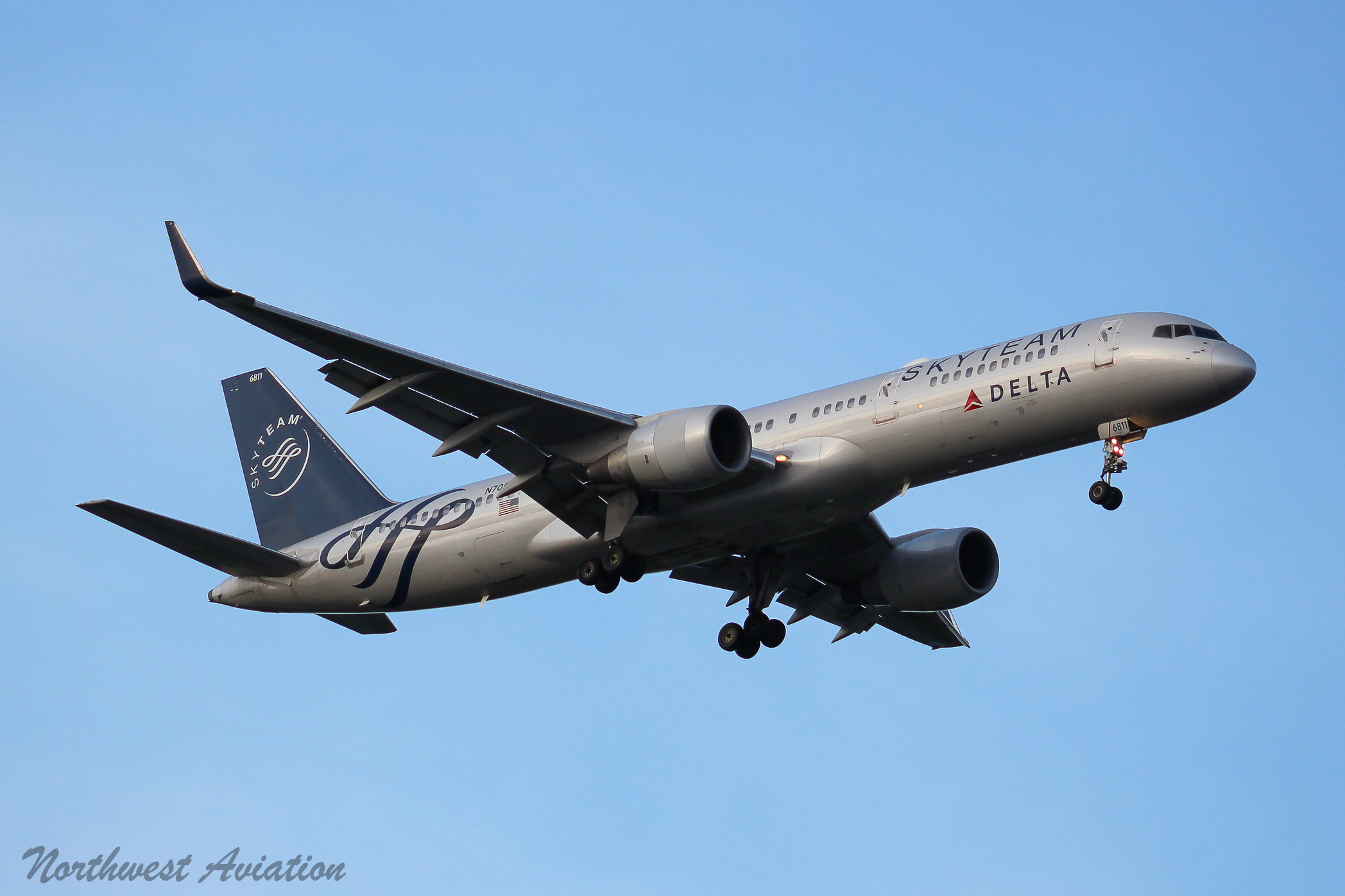 Full size: Delta Airlines Boeing 757-200 N705TW at Seattle-Tacoma International Airport