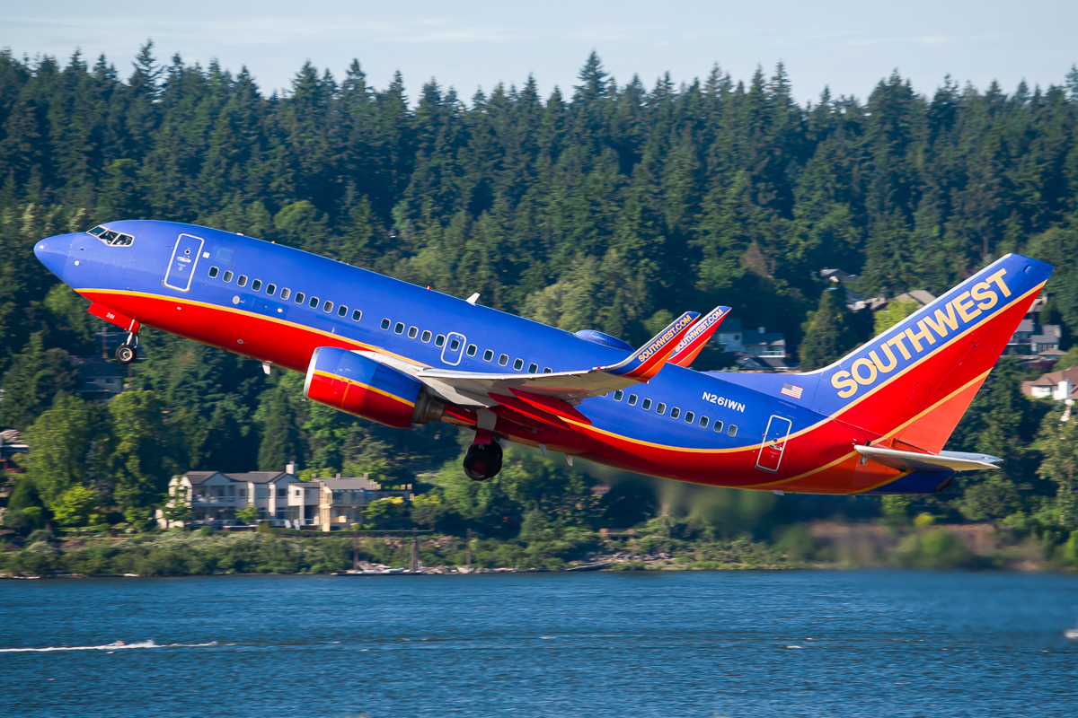 Full size: Southwest Airlines Boeing 737-700 N261WN at Portland International Airport