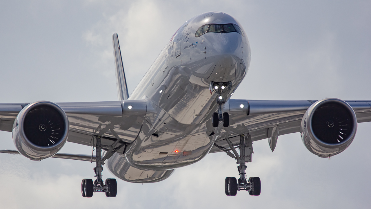 Full size: Air France Airbus A350-900 F-HTYC at Miami International Airport