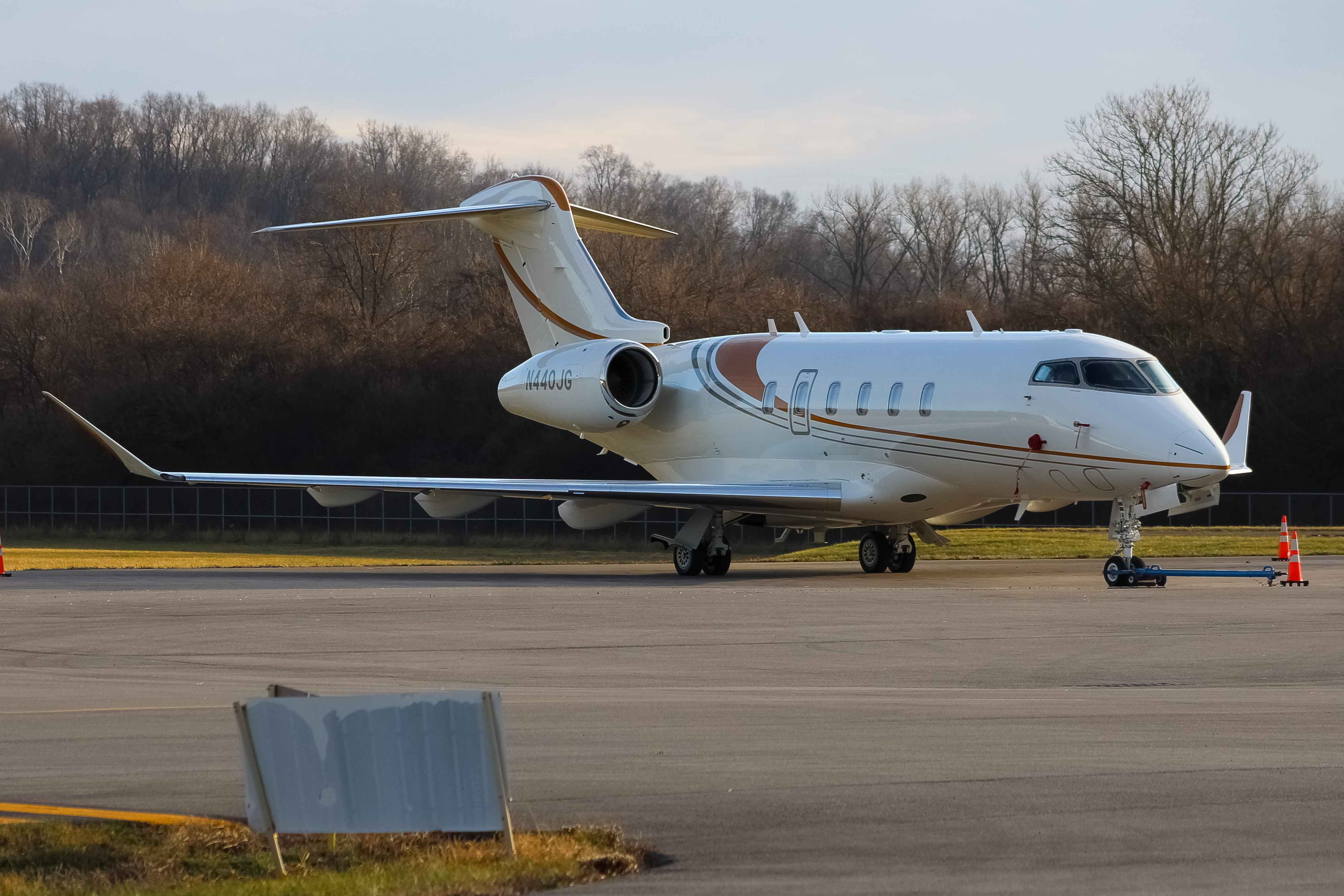 Full size: PRIVATE  Bombardier Challenger 350  N440JG at Cincinnati Municipal Airport/Lunken Field