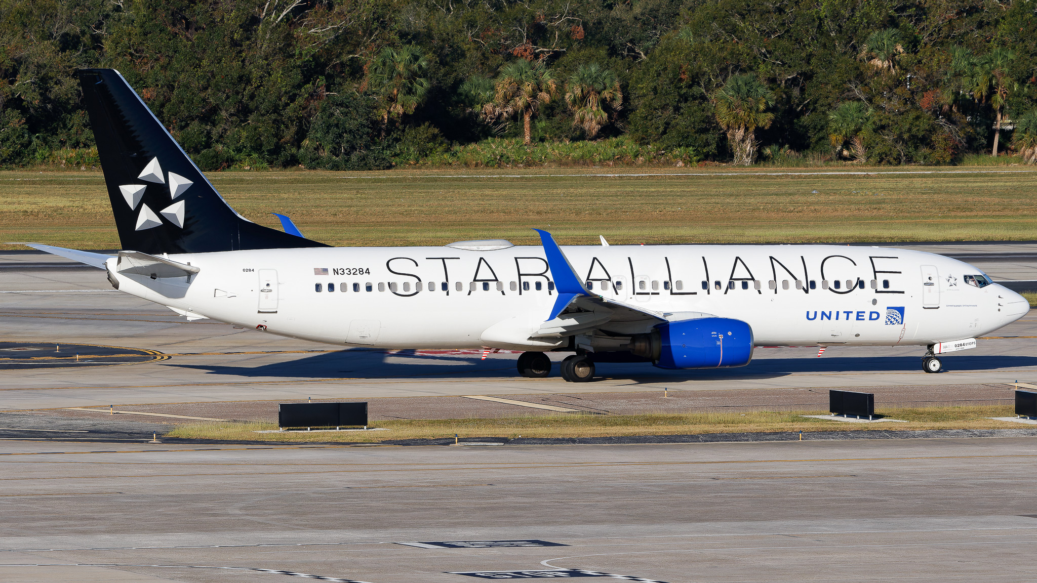 Full size: United Airlines Boeing 737-800 N33284 at Tampa International Airport