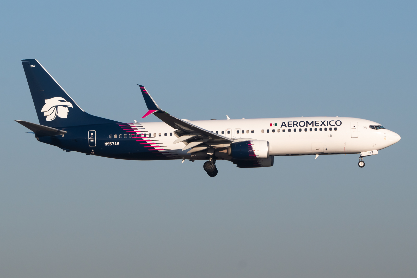 Full size: Aeromexico Boeing 737-800 N957AM at Mexico City International Airport