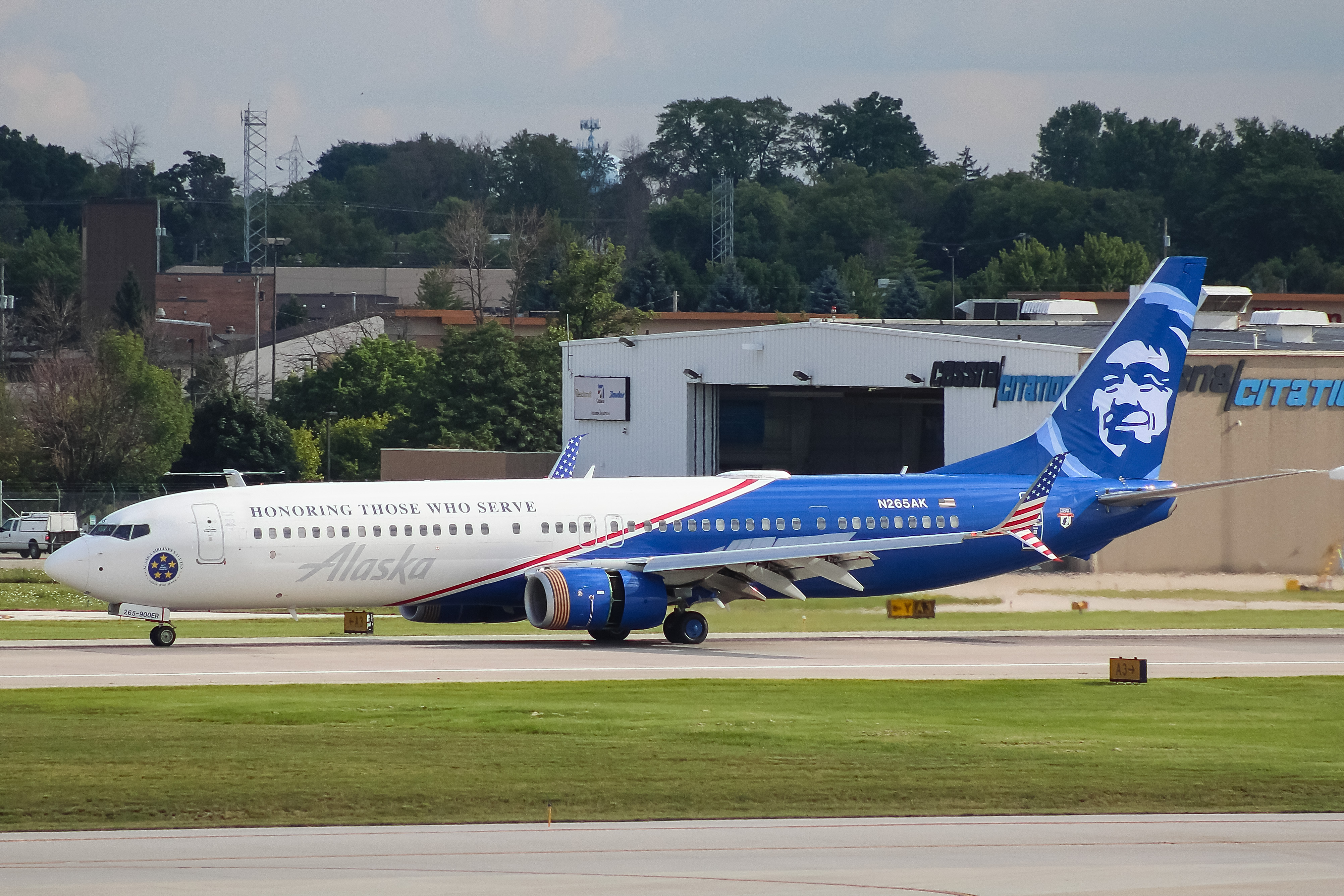 Full size: Alaska Airlines Boeing 737-900ER N265AK at General Mitchell International Airport