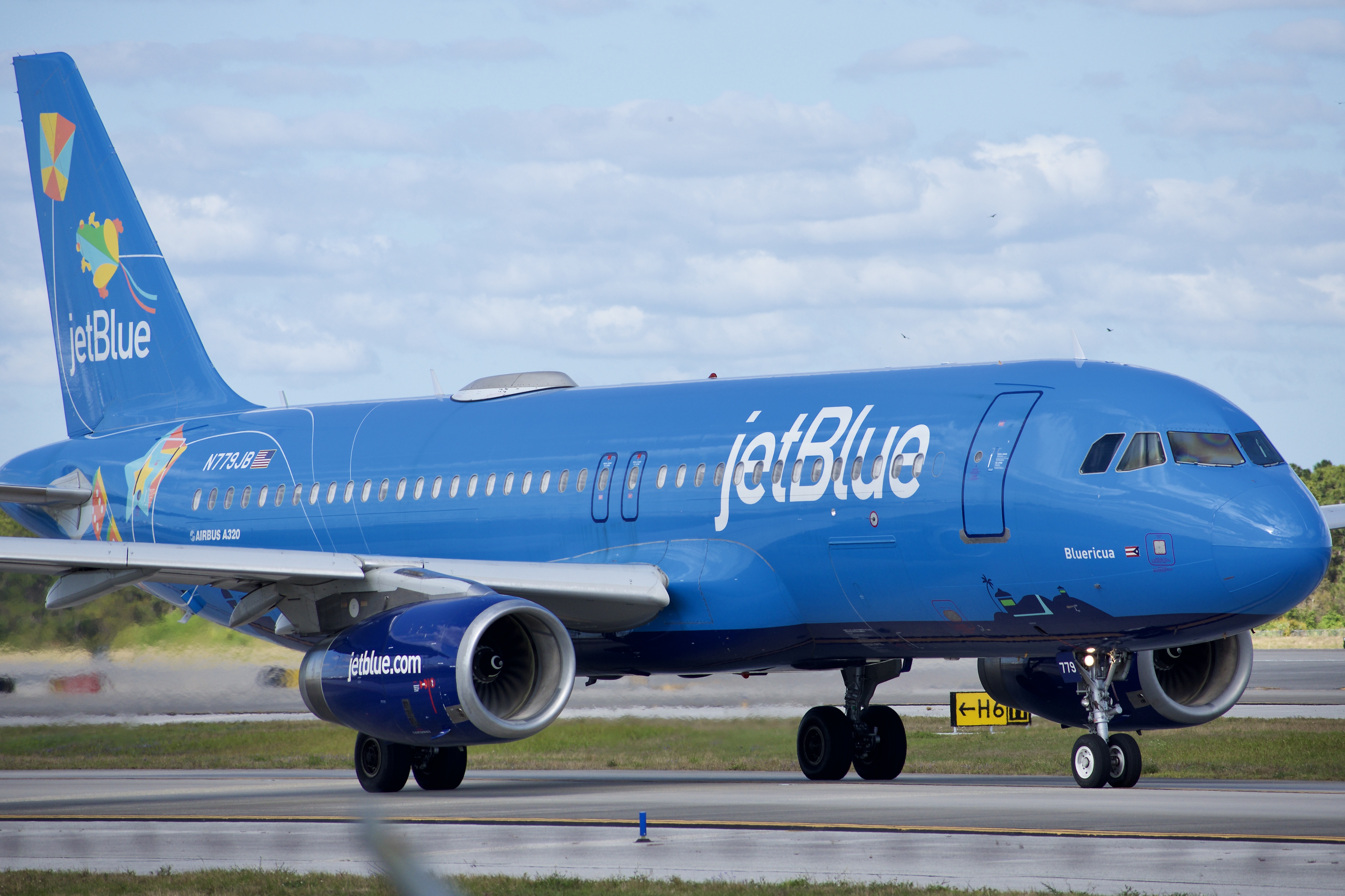 Full size: JetBlue Airways Airbus A320 N779JB at Orlando International Airport