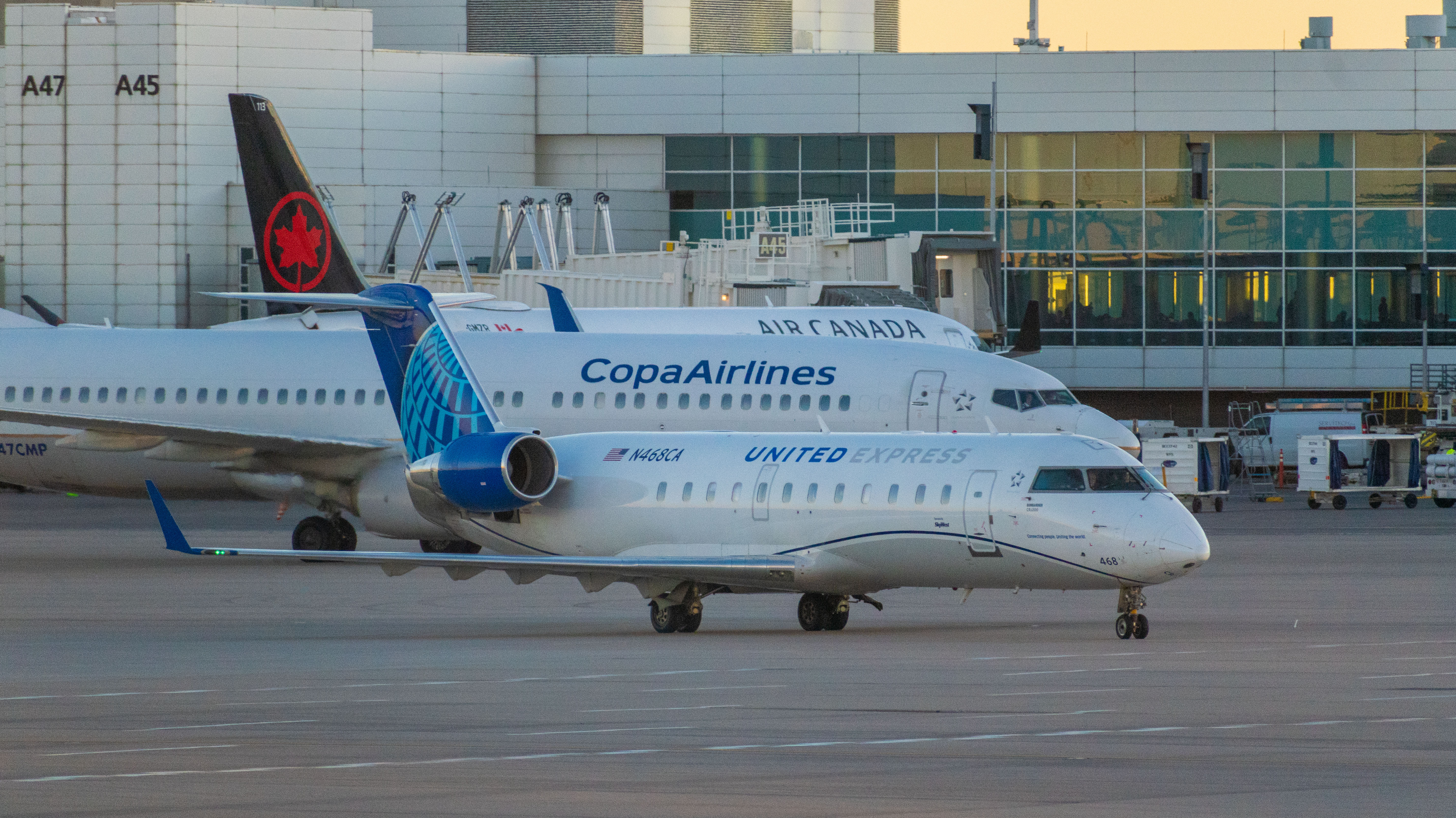 Full size: United Express Mitsubishi CRJ-200 N468CA at Denver International Airport