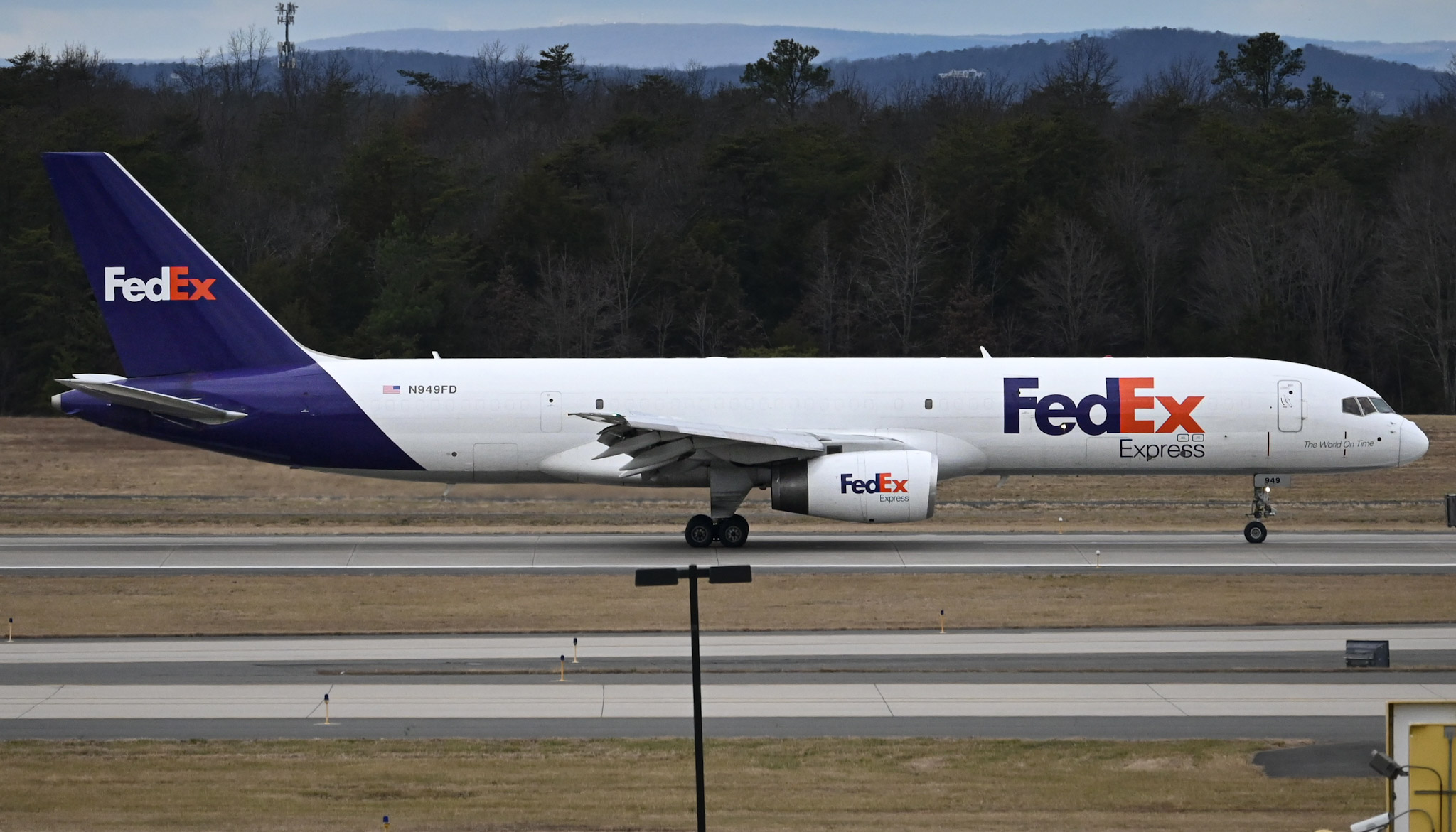Full size: FedEx Boeing 757-200F N949FD at Washington Dulles International Airport