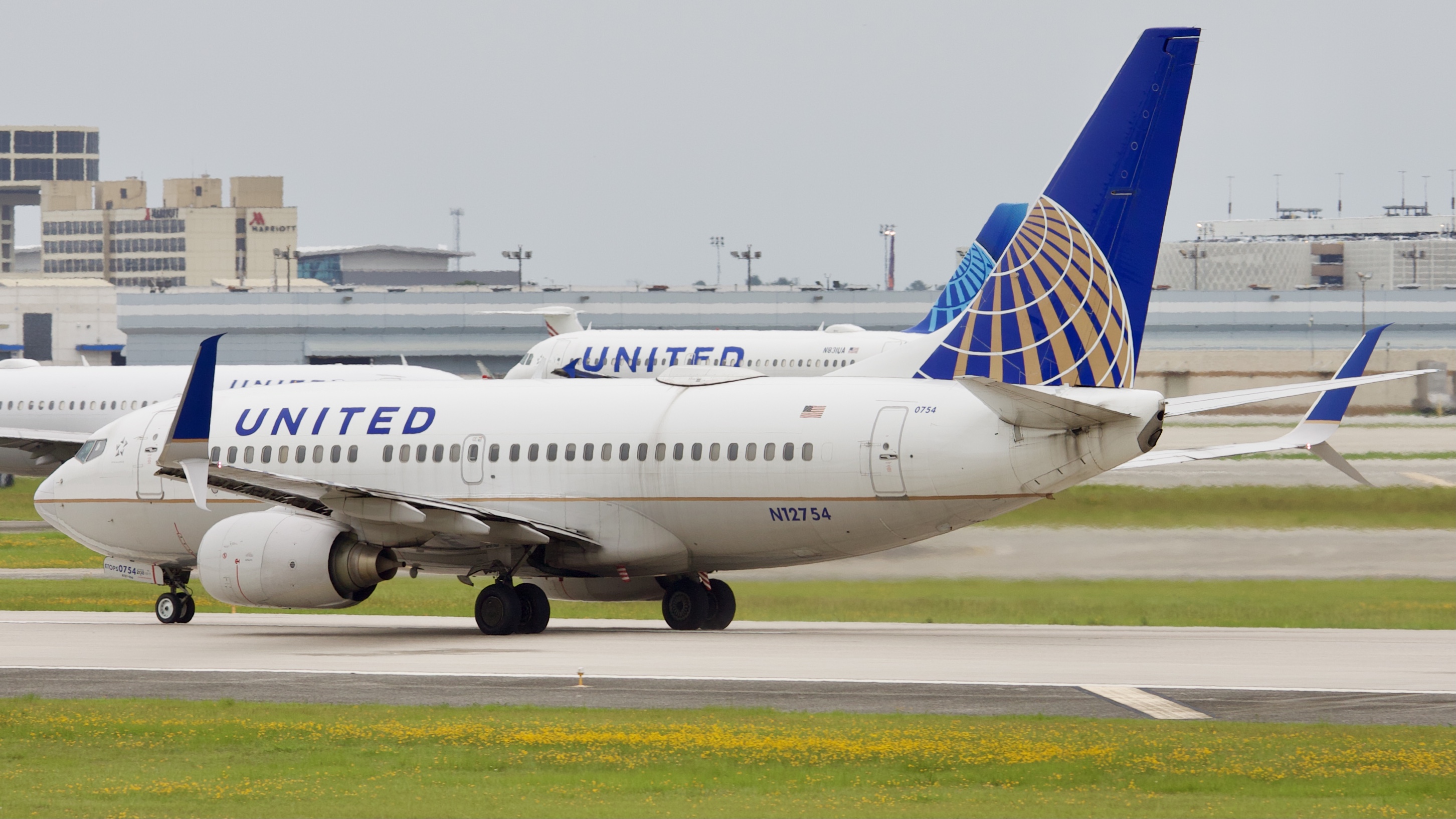 Full size: United Airlines Boeing 737-700 N12754 at Houston-George Bush Intercontinental Airport