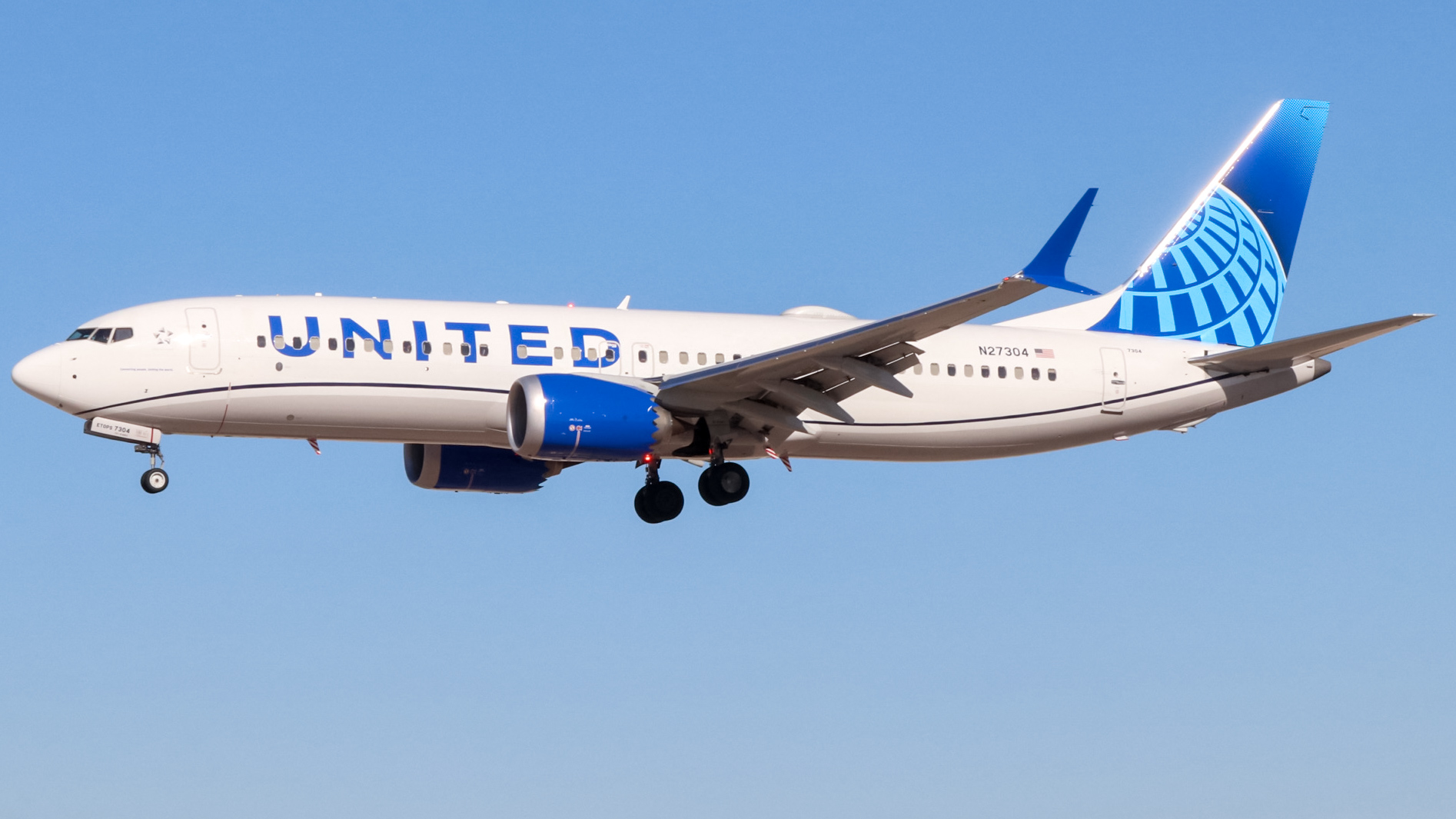 Full size: United Airlines Boeing 737 MAX 8 N27304 at Harry Reid International Airport