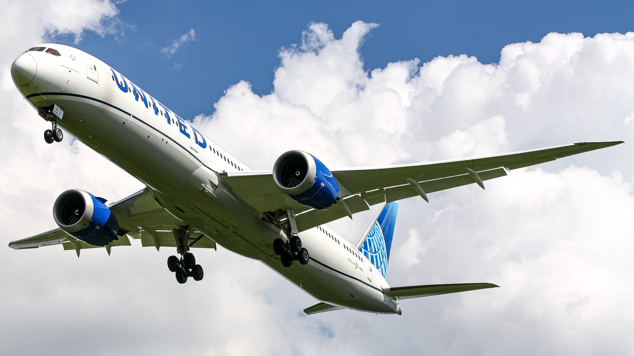 Full size: United Airlines Boeing 787-10 N14011 at Washington Dulles International Airport