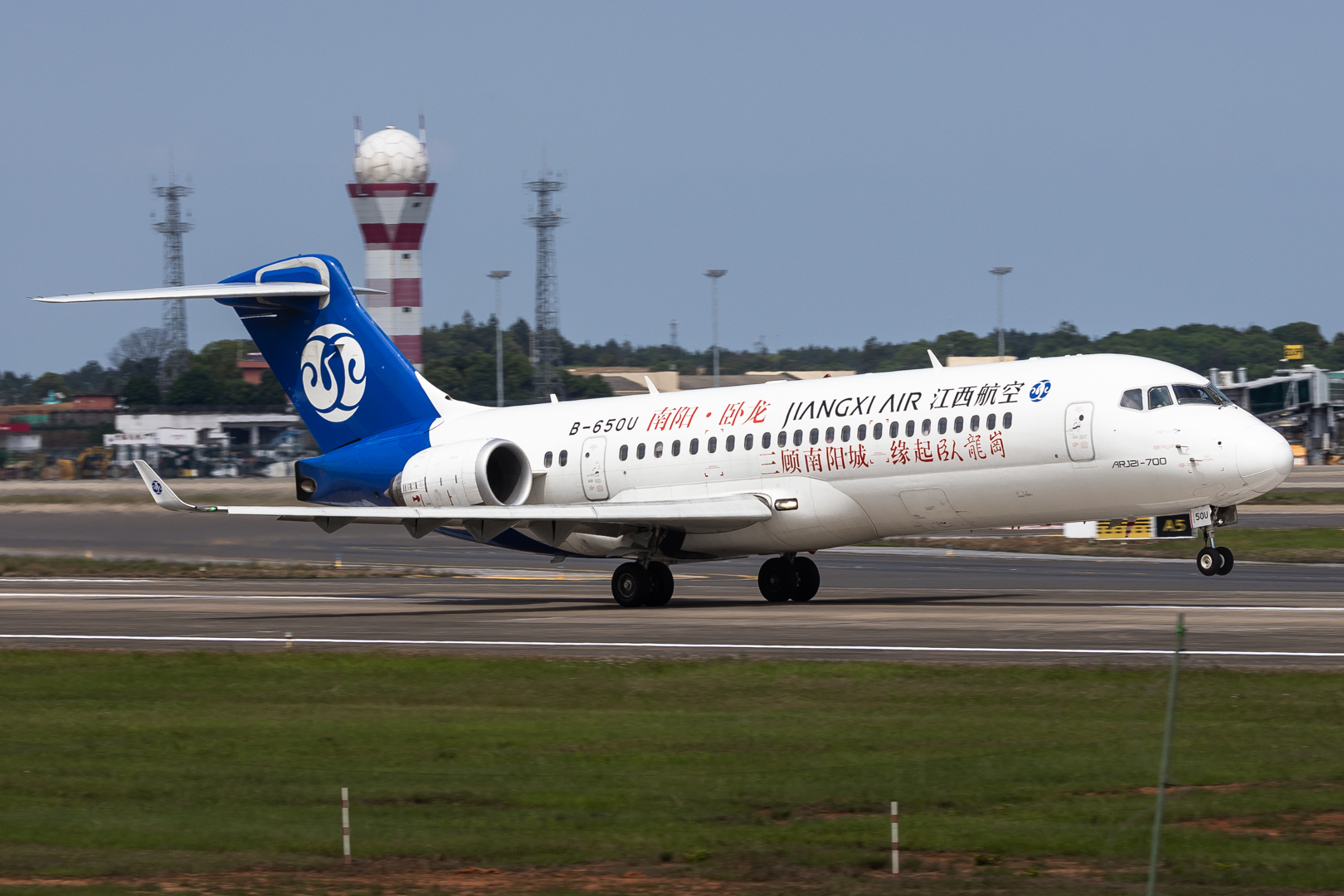 Full size: Jiangxi Air COMAC ARJ21 B-650U at 