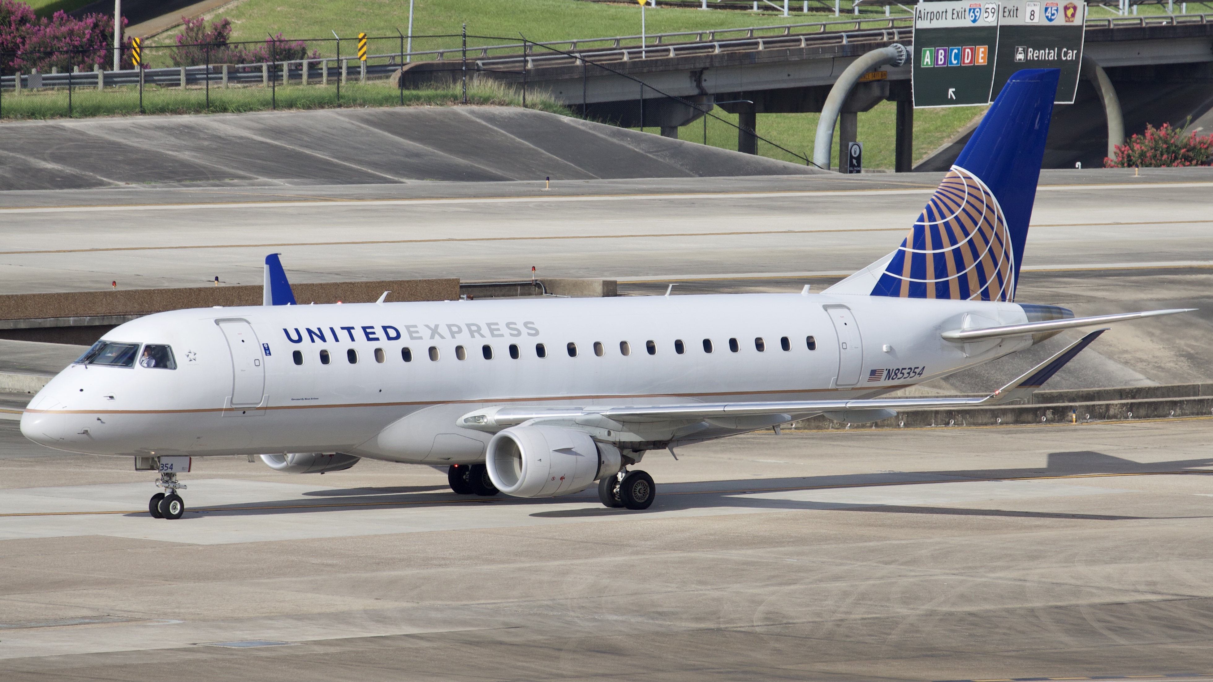 Full size: United Express Embraer E175 N85354 at Houston-George Bush Intercontinental Airport