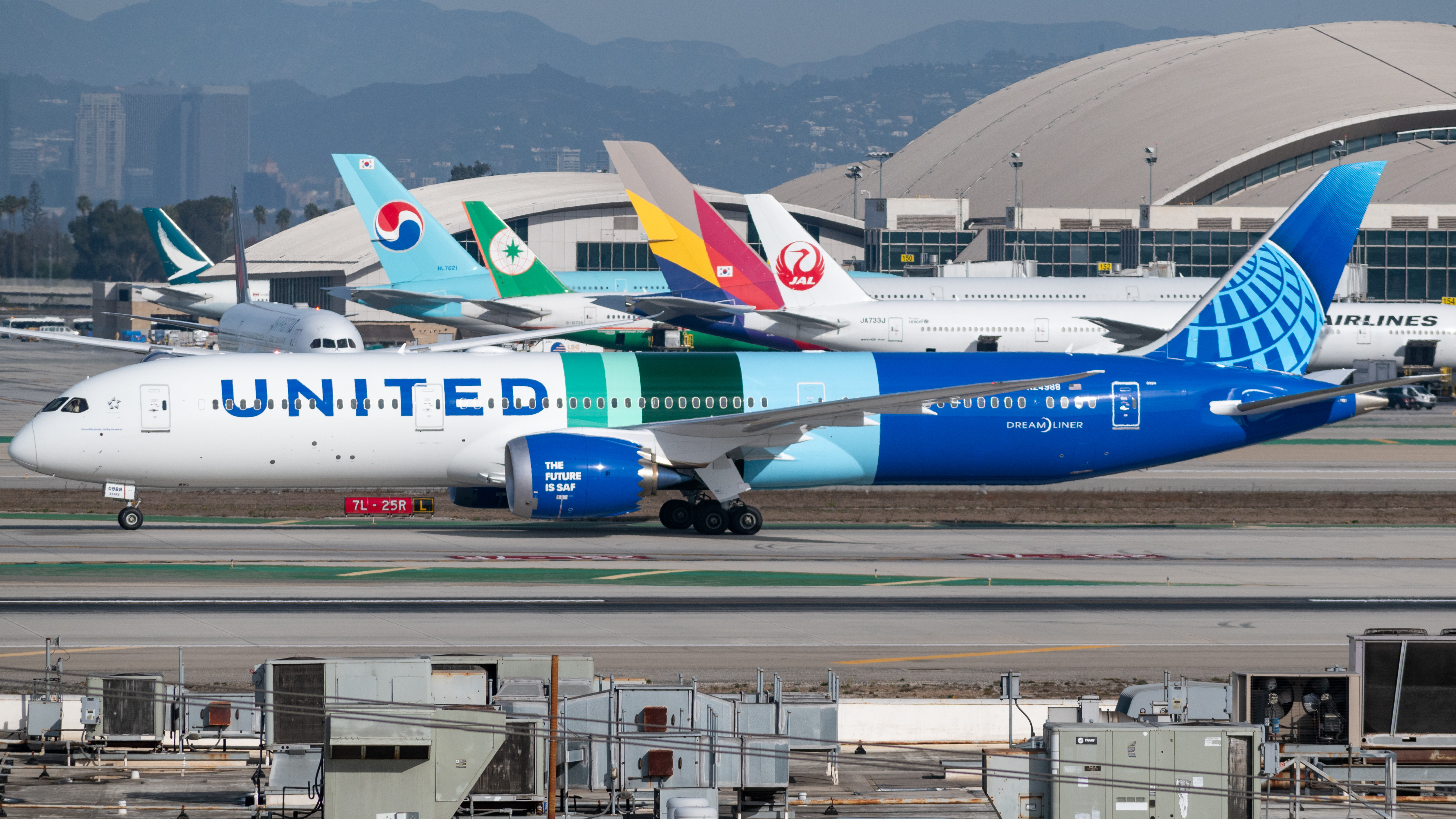 Full size: United Airlines Boeing 787-9 N24988 at Los Angeles International Airport