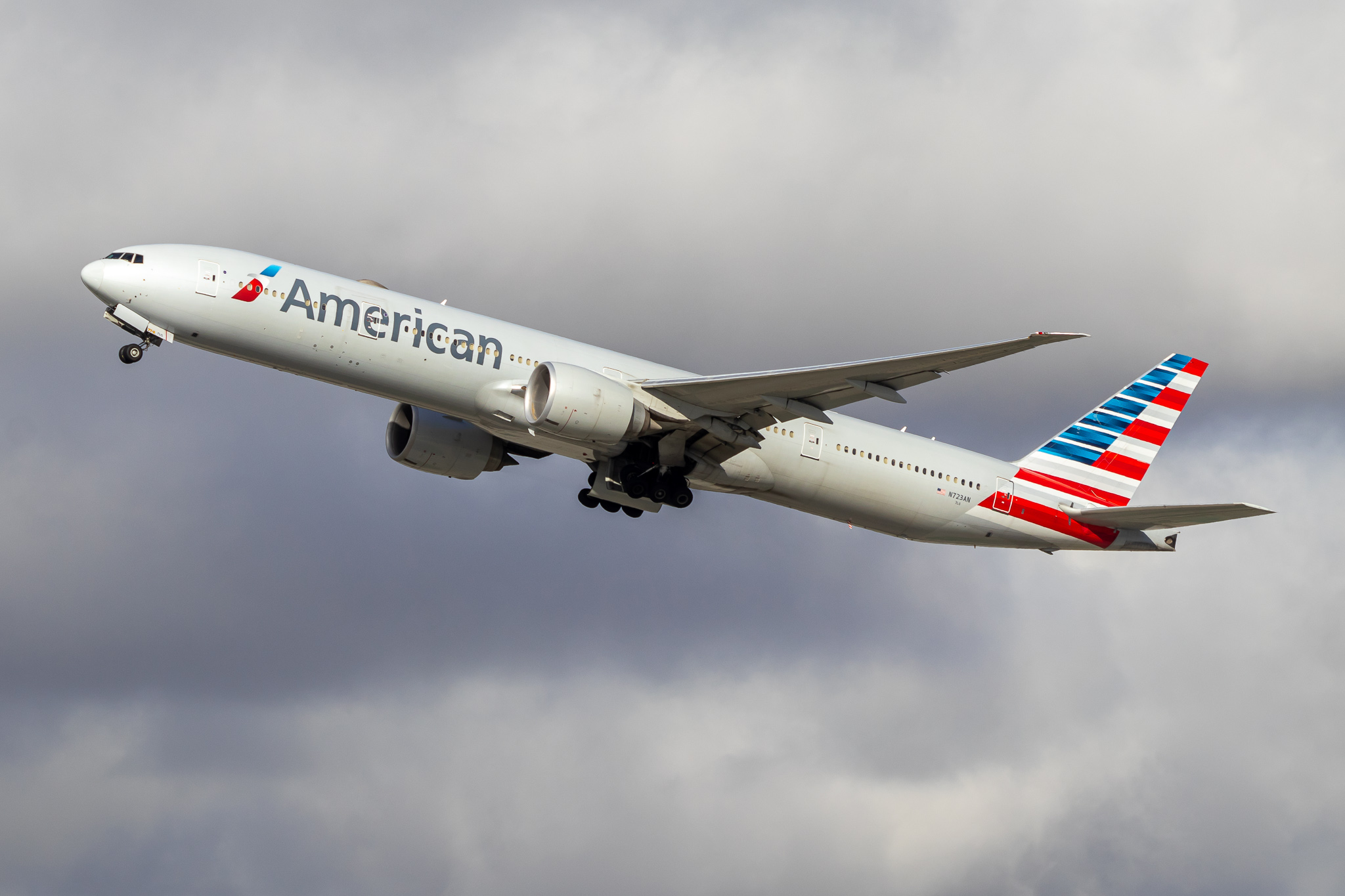 Full size: American Airlines Boeing 777-300ER N723AN at Los Angeles International Airport