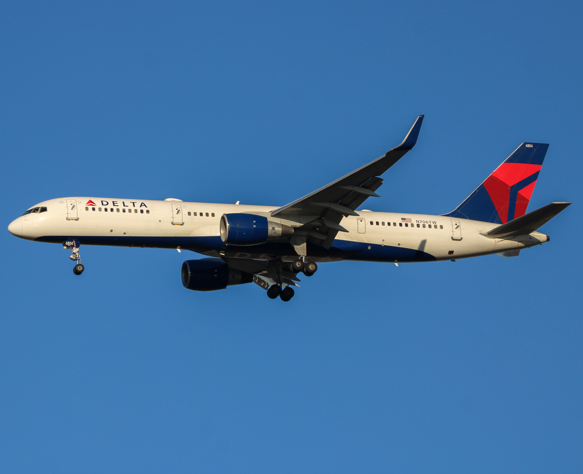 Full size: Delta Airlines Boeing 757-200 N706TW at John F. Kennedy International Airport