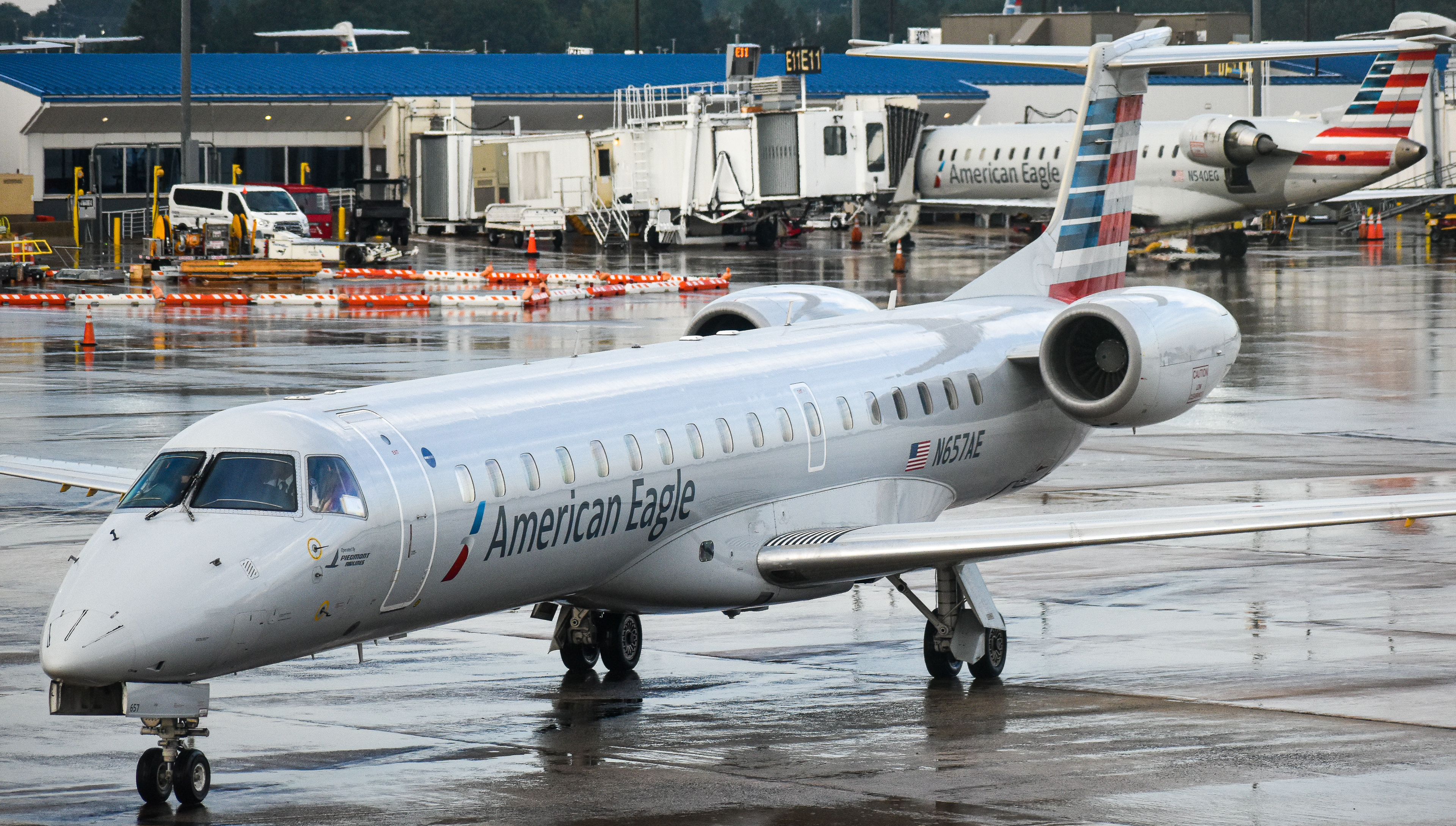 Full size: American Eagle Embraer ERJ145 N657AE at Charlotte/Douglas International Airport