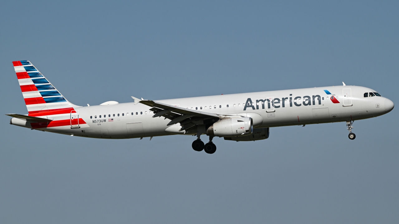 Full size: American Airlines Airbus A321-200 N573UW at Dallas-Fort Worth International Airport