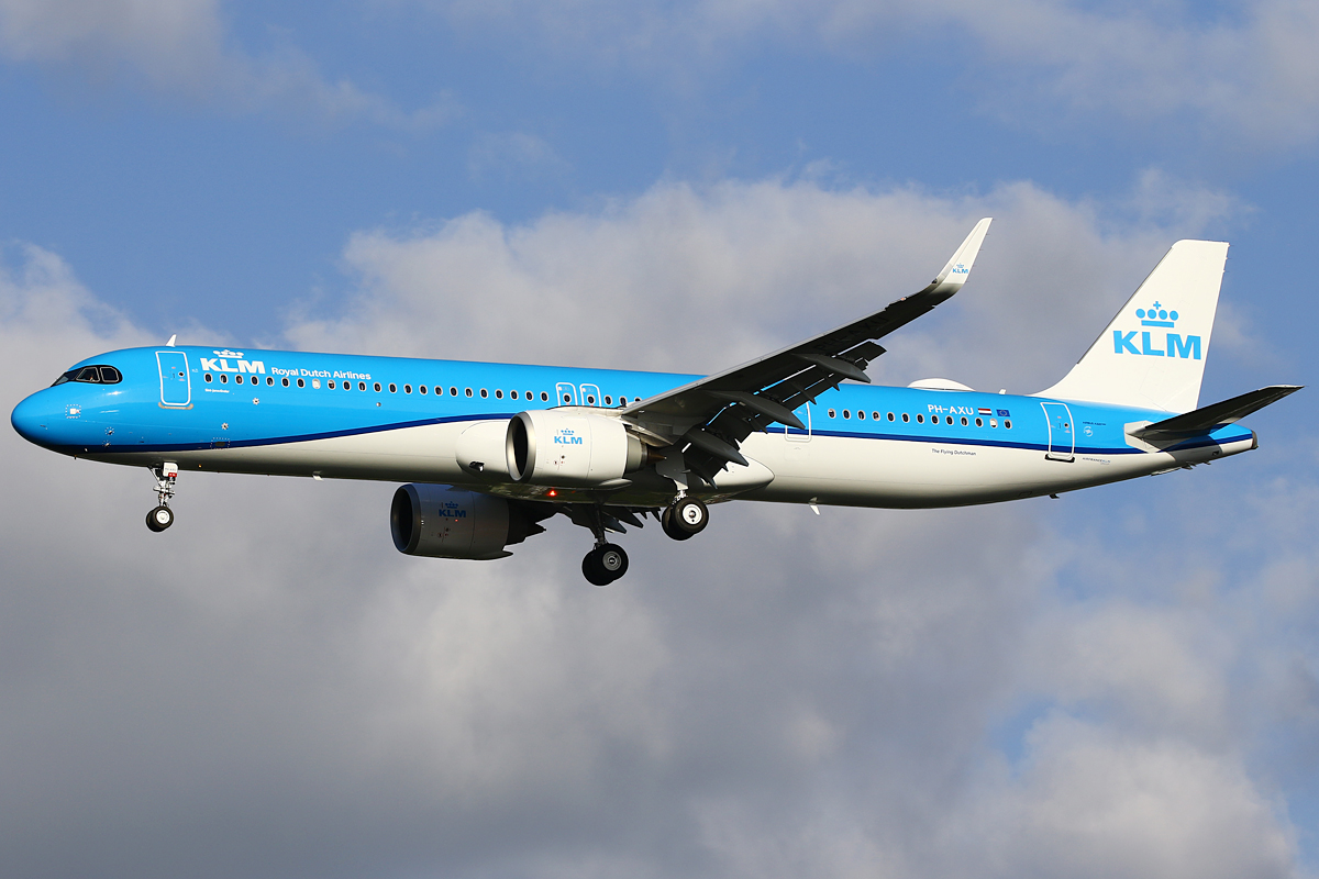 Full size: KLM  Airbus A321NEO PH-AXU at Amsterdam Schiphol Airport