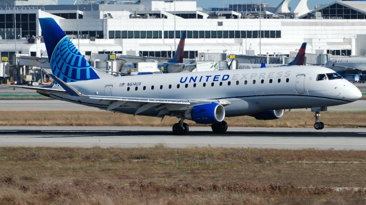 Full size: United Express  Embraer E175 N614UX at Los Angeles International Airport