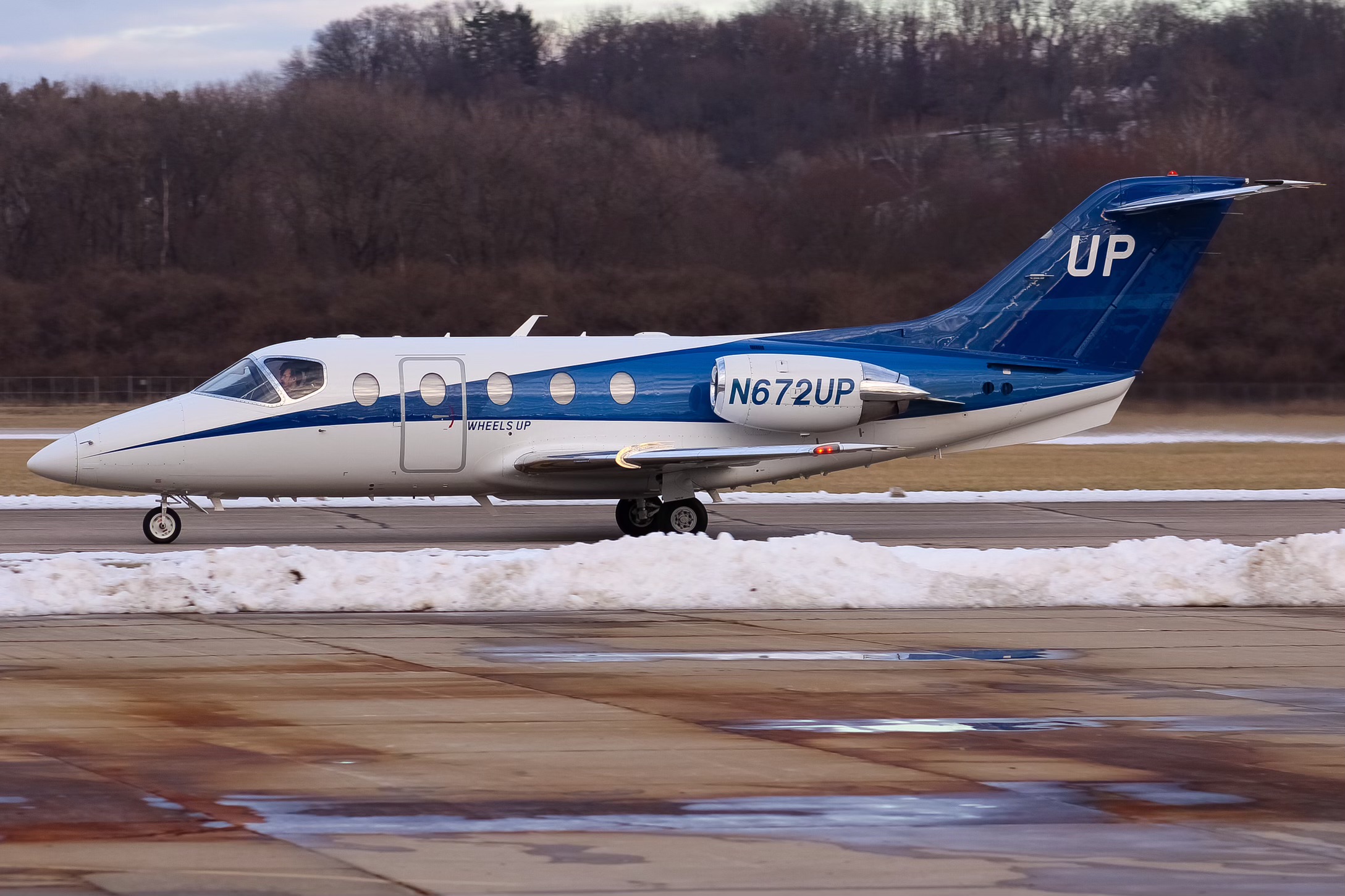Full size: Wheels Up Beechcraft Hawker 400 N672UP at Cincinnati Municipal Airport/Lunken Field