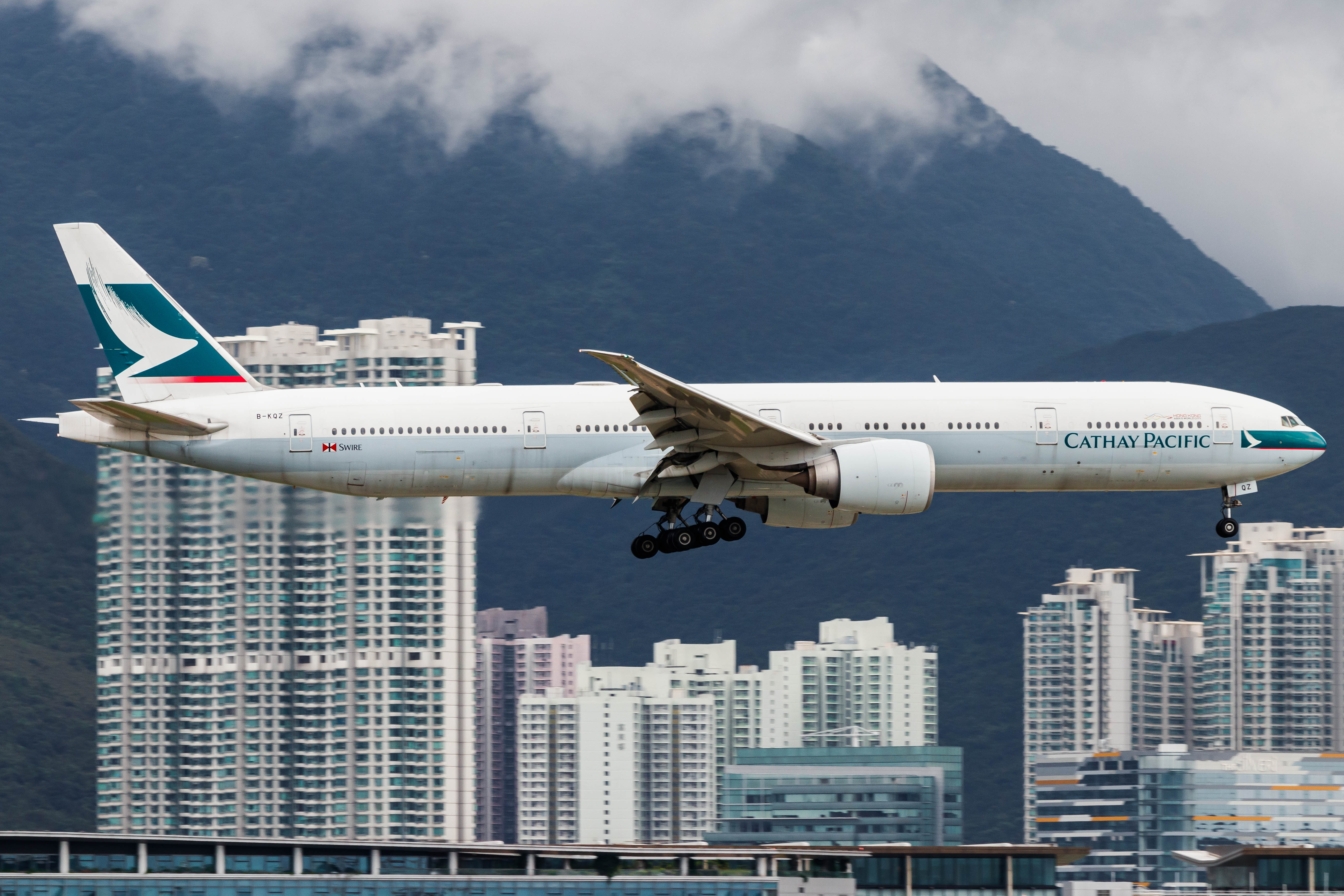 Full size: Cathay Pacific Boeing 777-300ER B-KQZ at Hong Kong International Airport