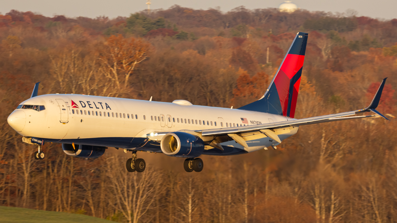 Full size: Delta Airlines Boeing 737-900 N878DN at John Glenn Columbus International Airport