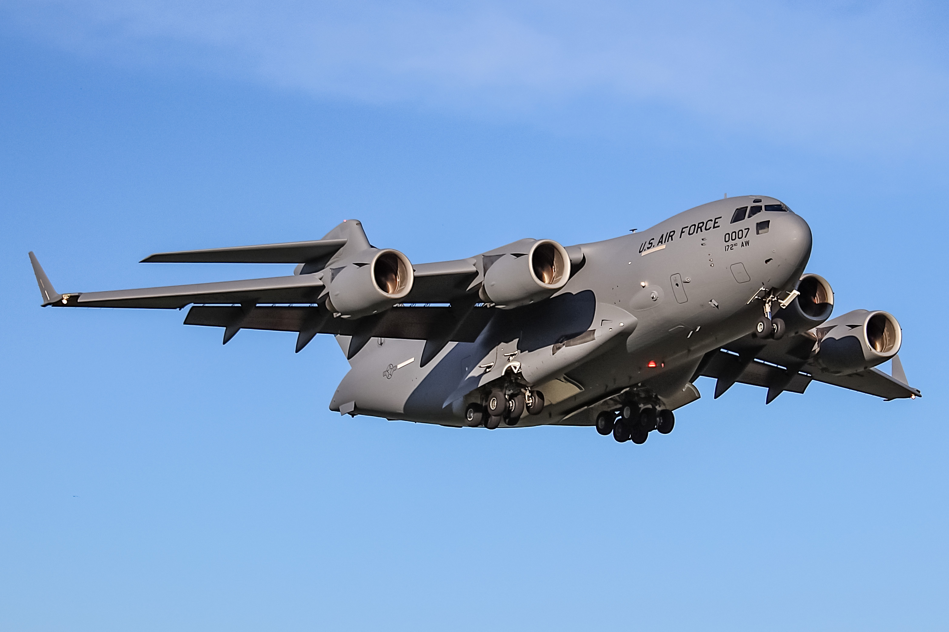Full size: USAF - United States Air Force Boeing C-17 Globemaster III 96-0007 at Green Bay-Austin Straubel International Airport