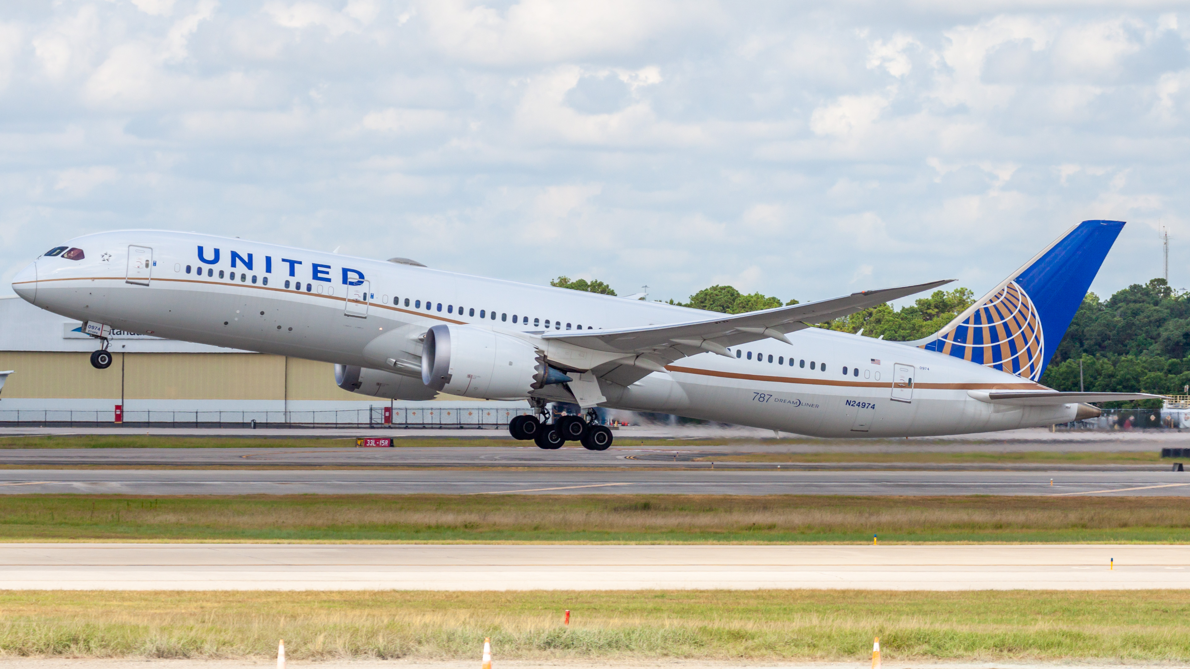 Full size: United Airlines Boeing 787-9 N24974 at Houston-George Bush Intercontinental Airport