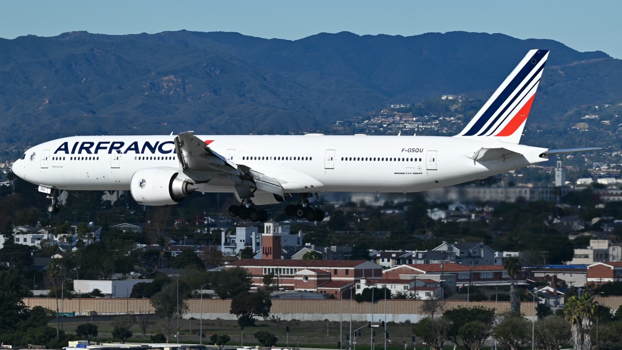 Full size: Air France Boeing 777-300ER F-GSQU at Los Angeles International Airport