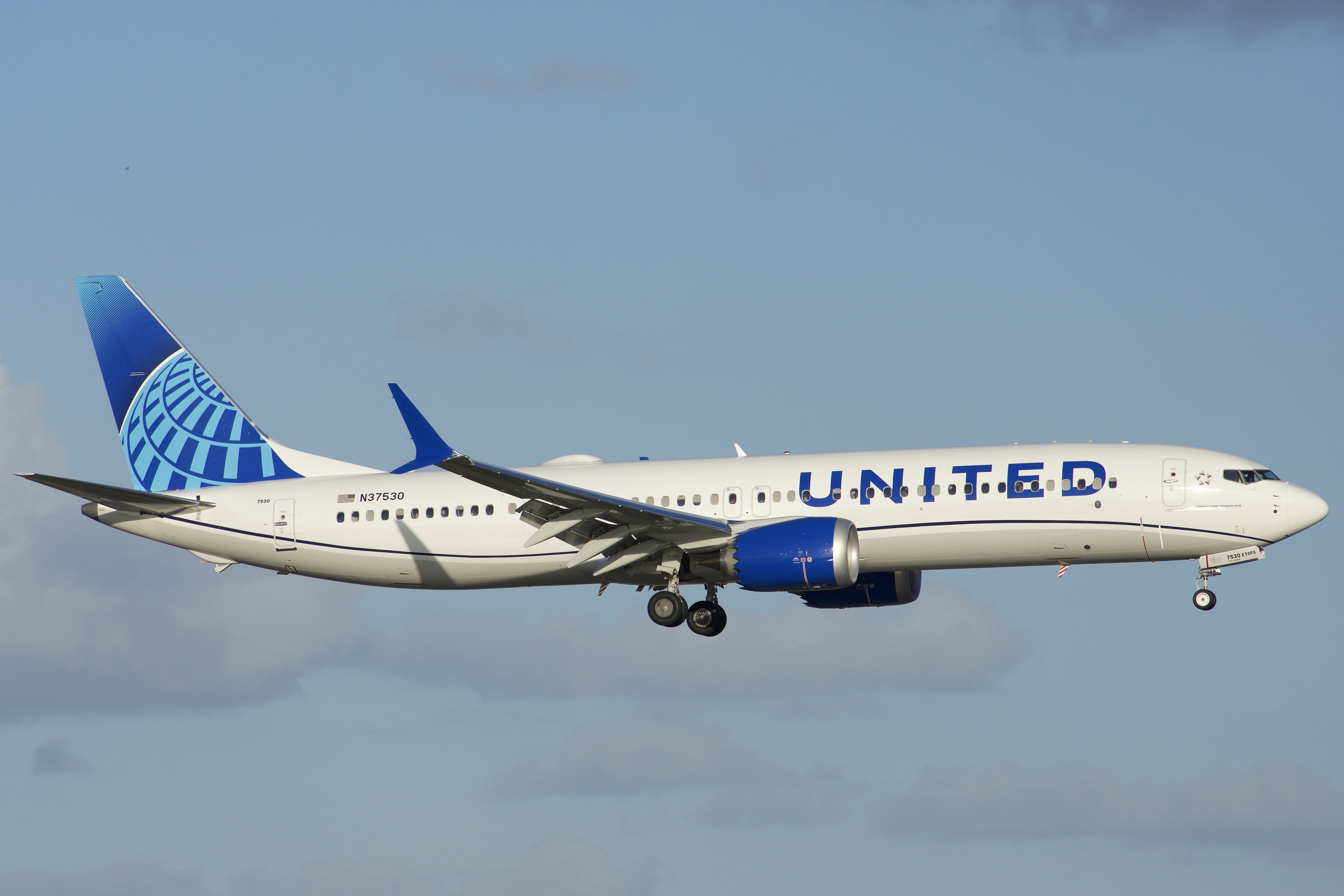 Full size: United Airlines Boeing 737 MAX 9 N37530 at Orlando International Airport