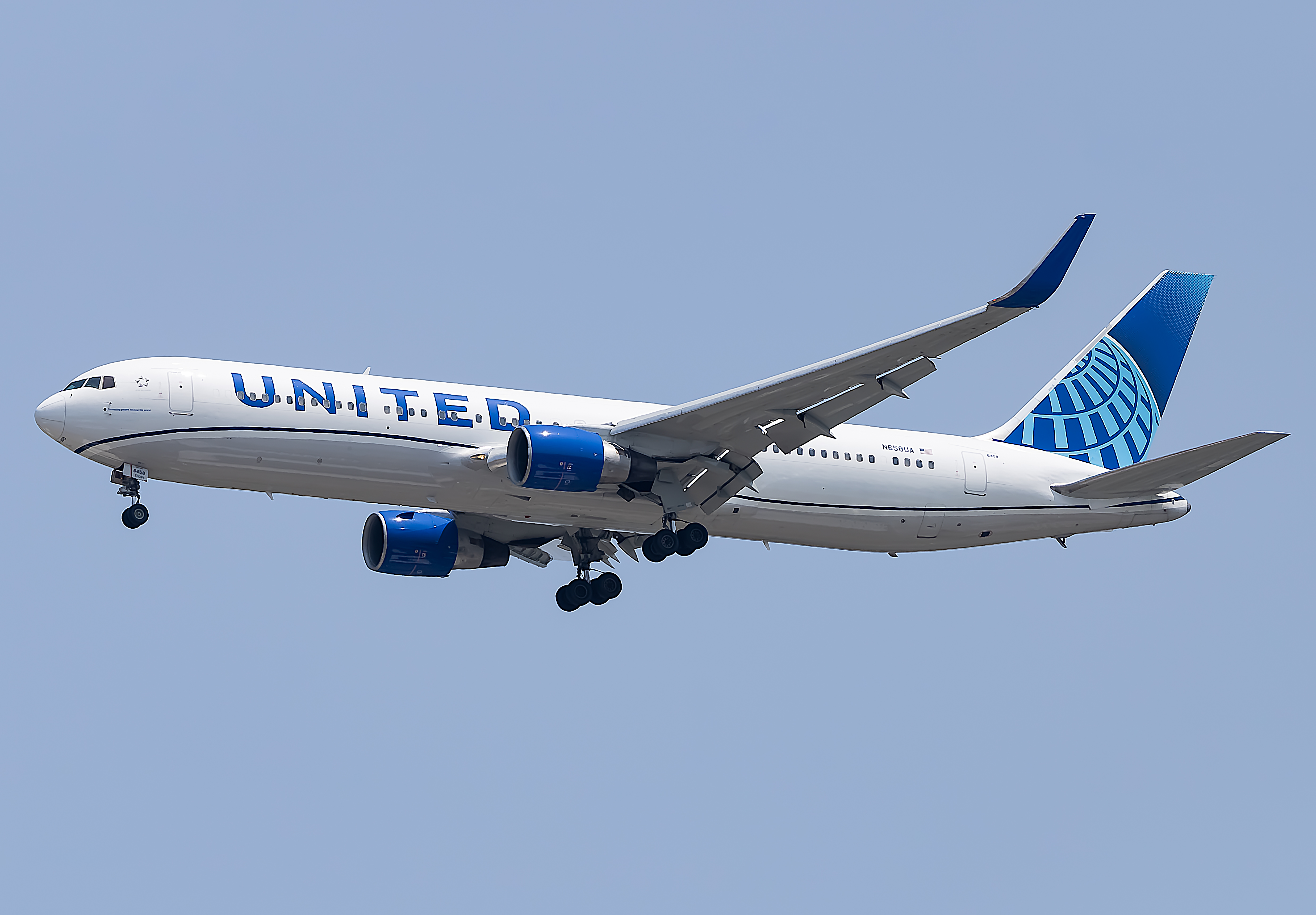 Full size: United Airlines Boeing 767-300ER N658UA at Washington Dulles International Airport