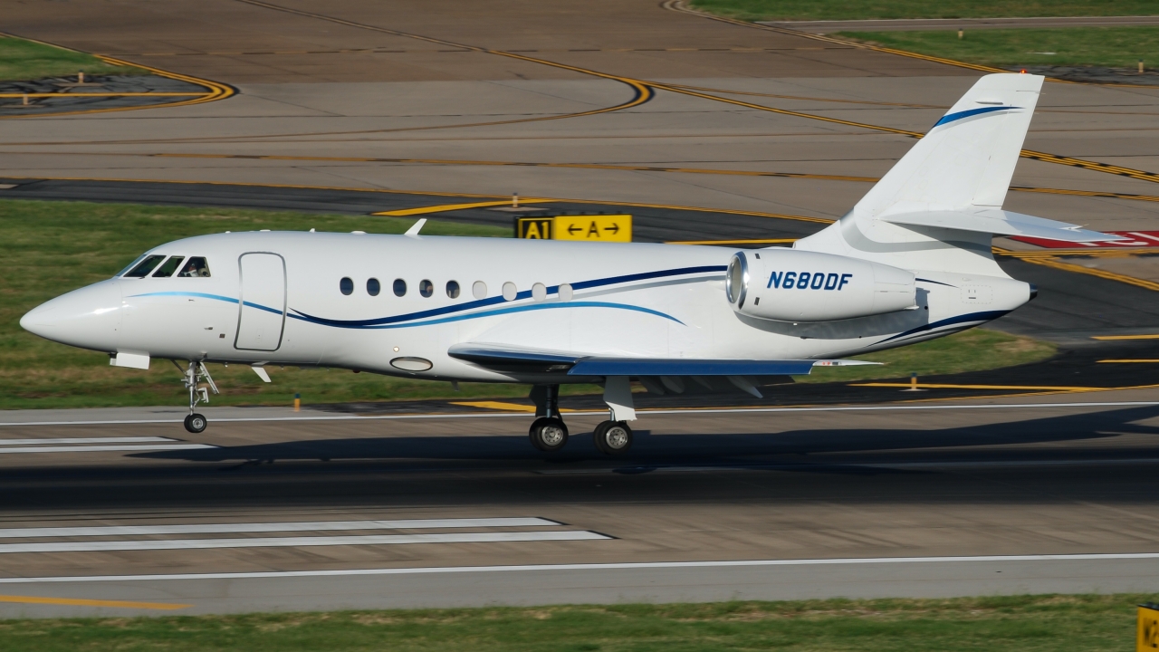 Full size: PRIVATE Dassault Falcon 2000EX N680DF at Dallas Love Field Airport