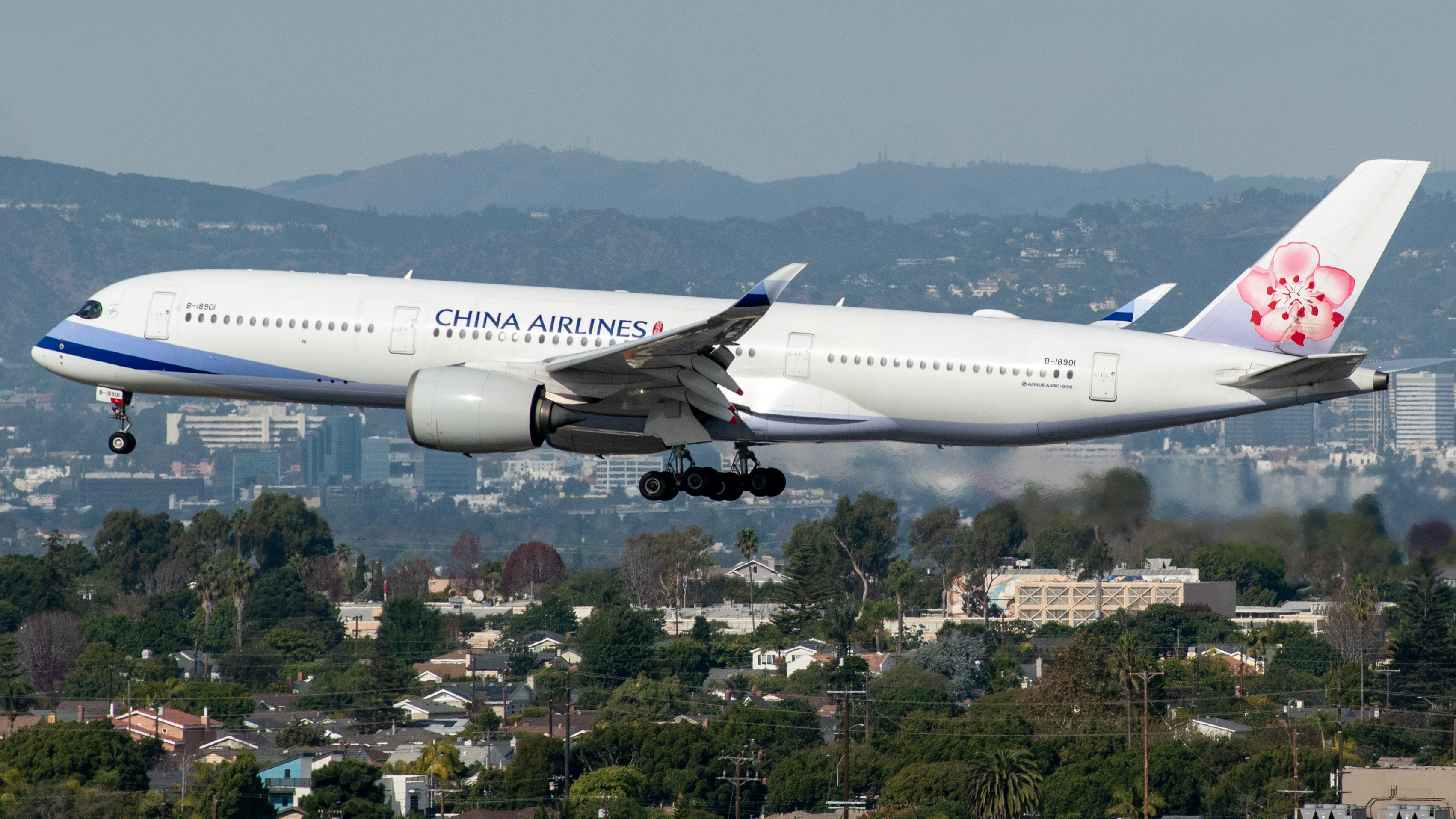 Full size: China Airlines Airbus A350-900 B-18901 at Los Angeles International Airport