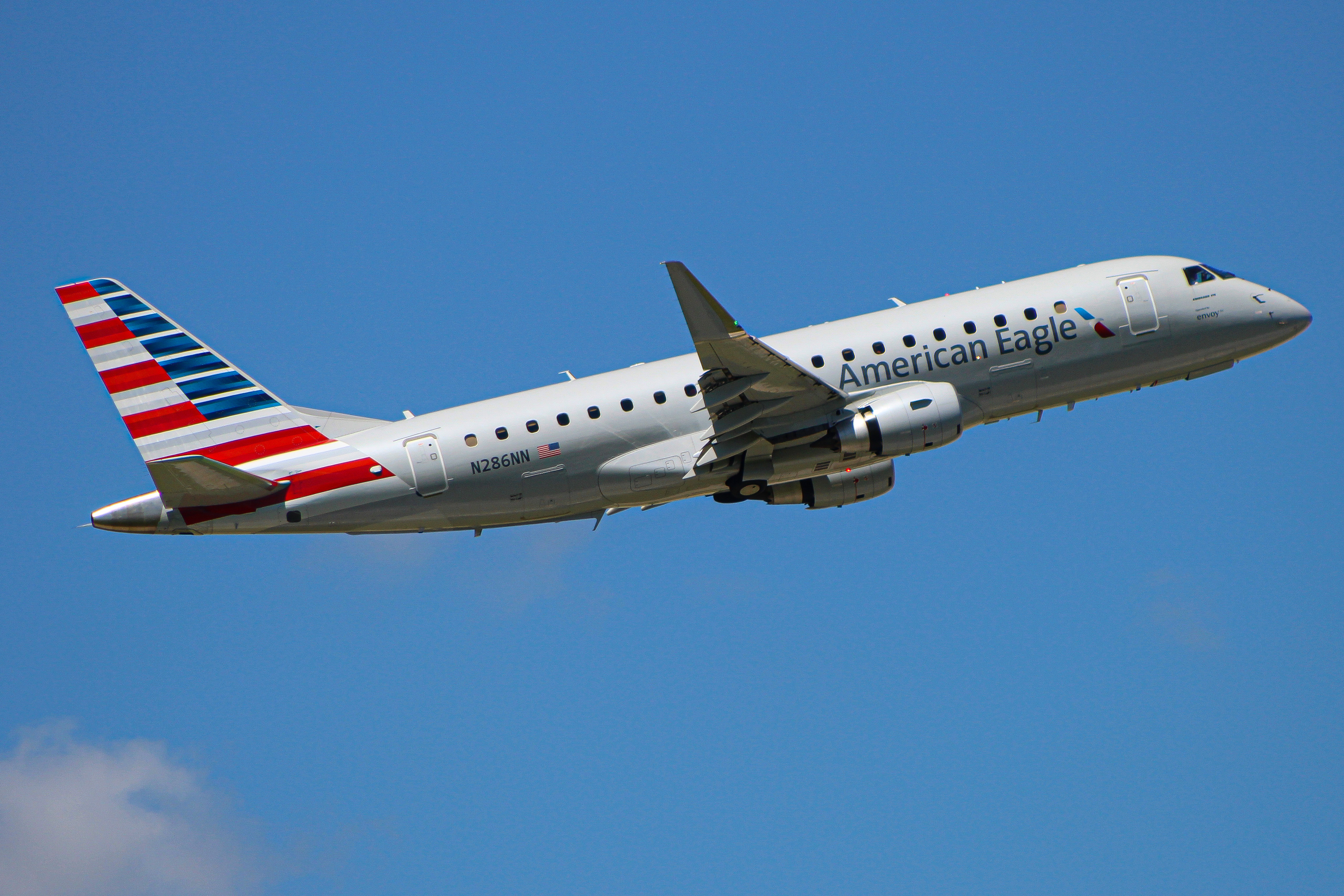 Full size: American Eagle Embraer E175 N286NN at Cincinnati/Northern Kentucky International Airport