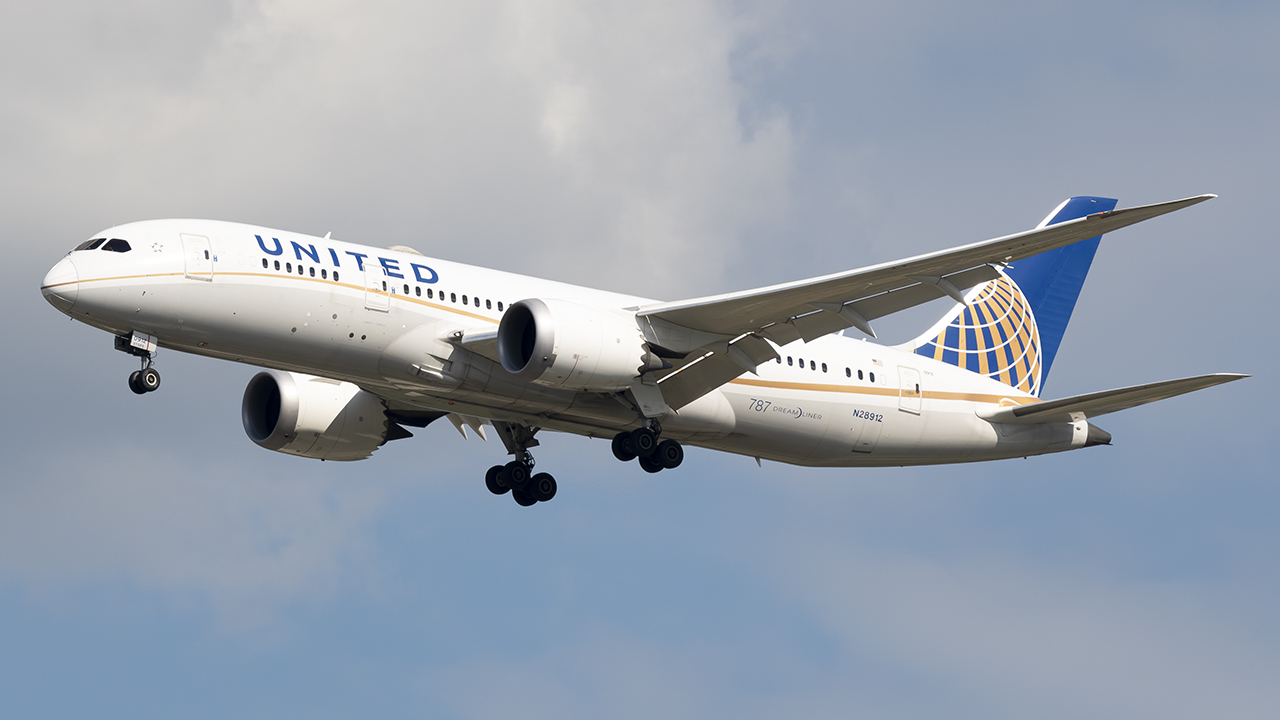 Full size: United Airlines Boeing 787-8 N28912 at Washington Dulles International Airport