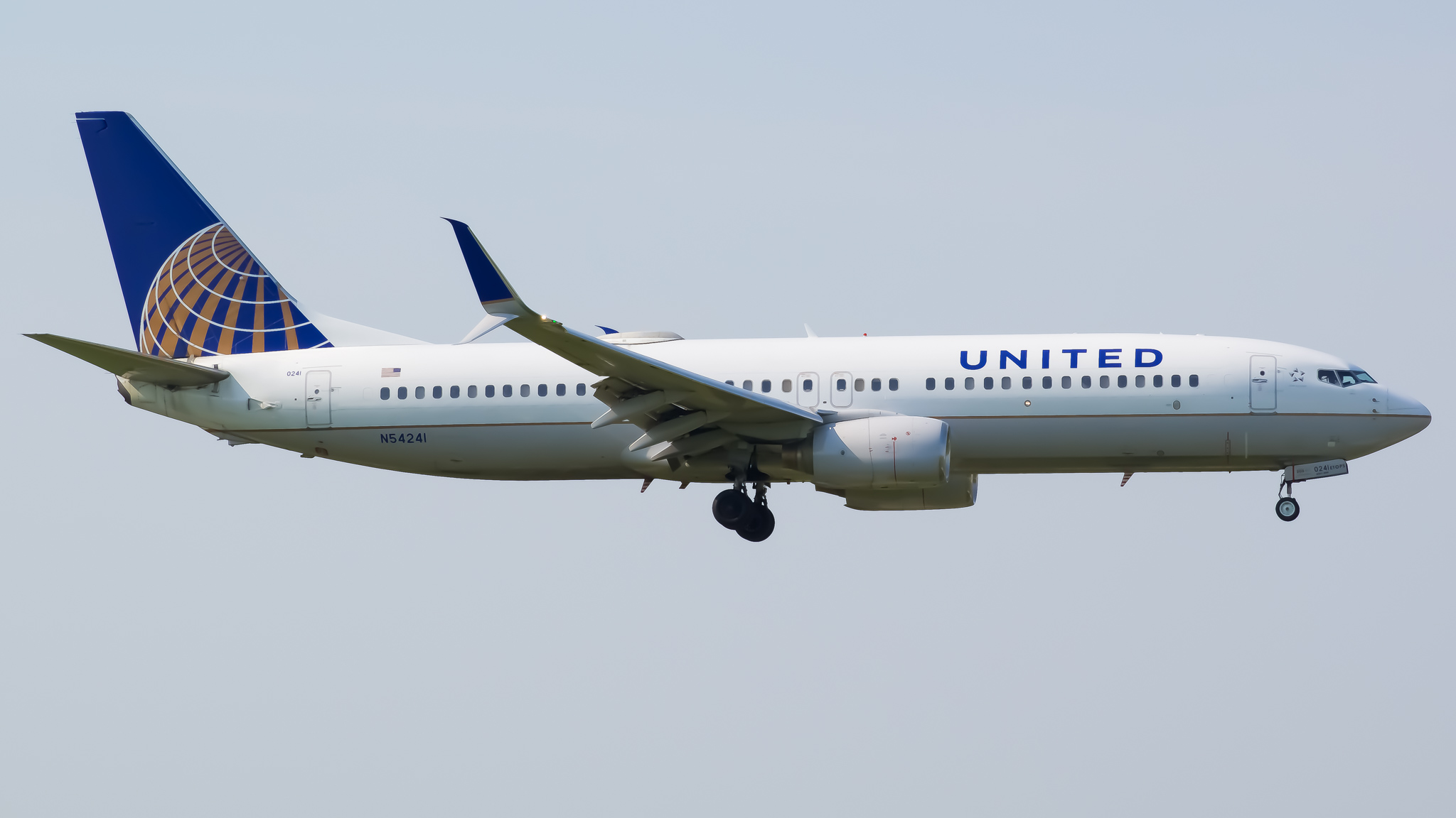 Full size: United Airlines Boeing 737-800 N54241 at Chicago O'Hare International Airport