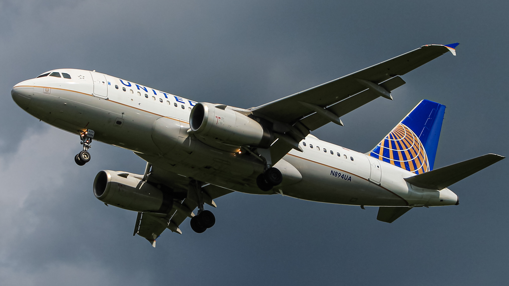 Full size: United Airlines Airbus A319 N894UA at Washington Dulles International Airport