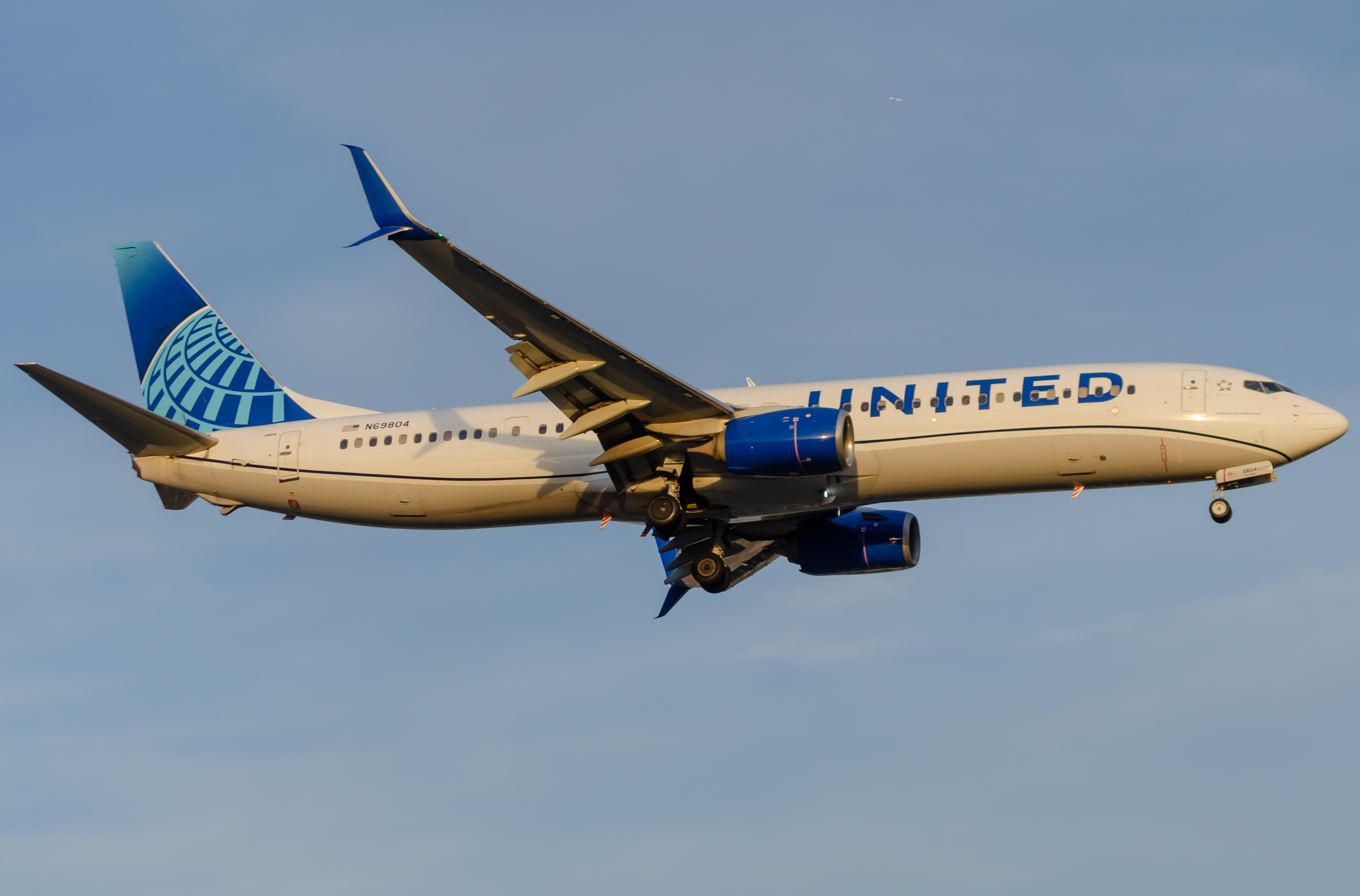 Full size: United Airlines Boeing 737-900ER N69804 at Newark Liberty International Airport