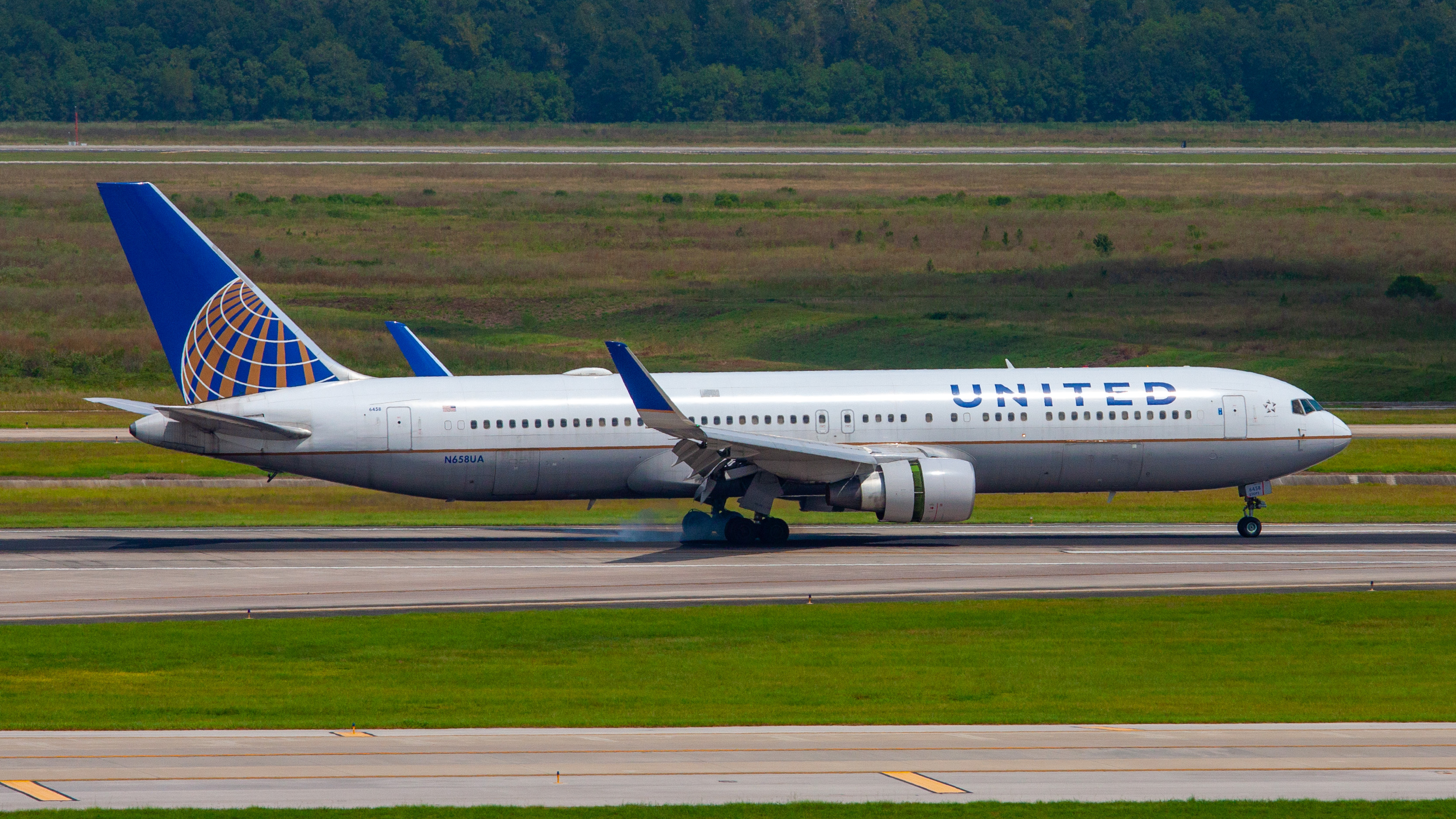 Full size: United Airlines Boeing 767-300ER N658UA at Houston-George Bush Intercontinental Airport