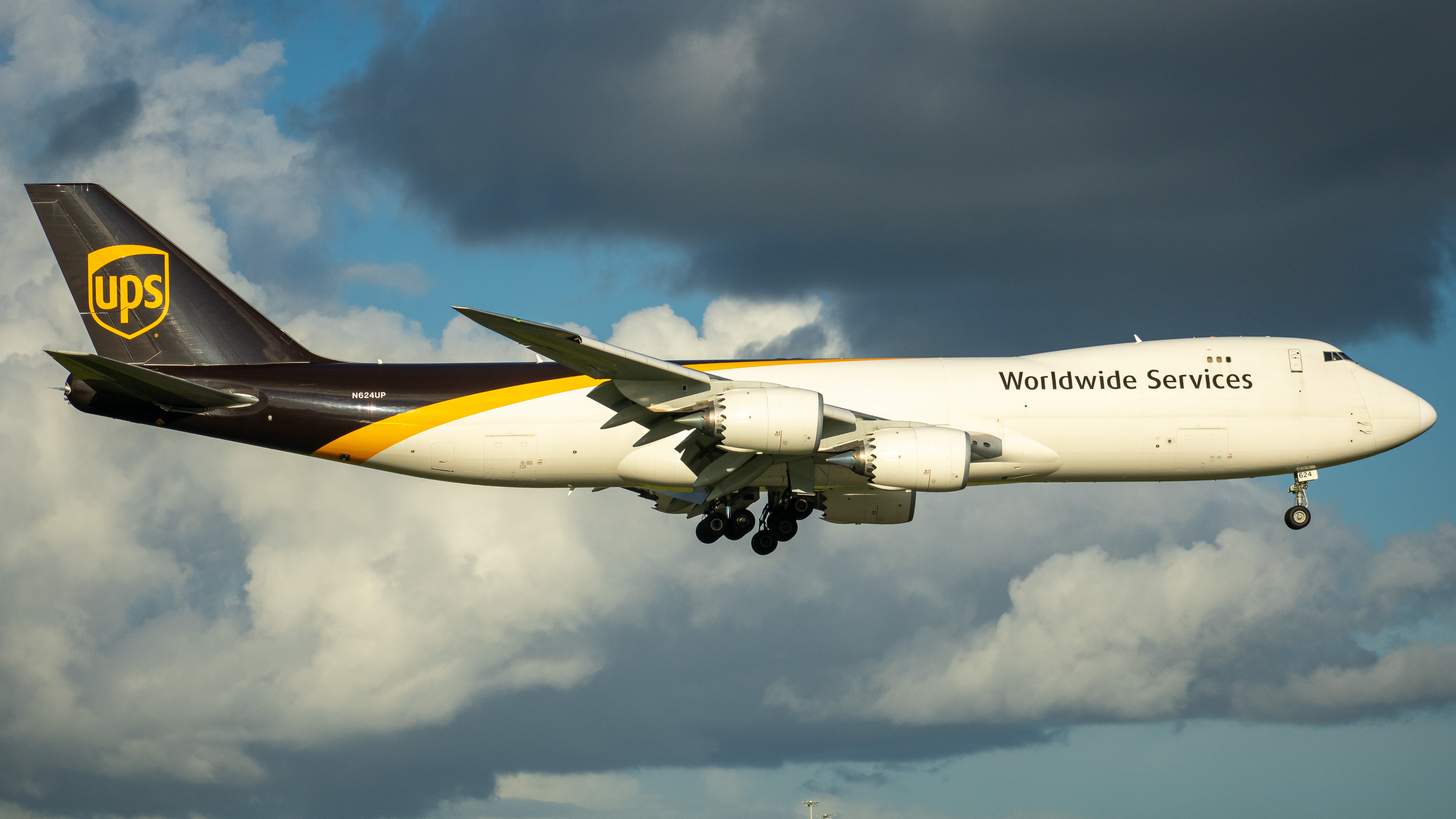 Full size: United Parcel Service Boeing 747-8F N624UP at Orlando International Airport